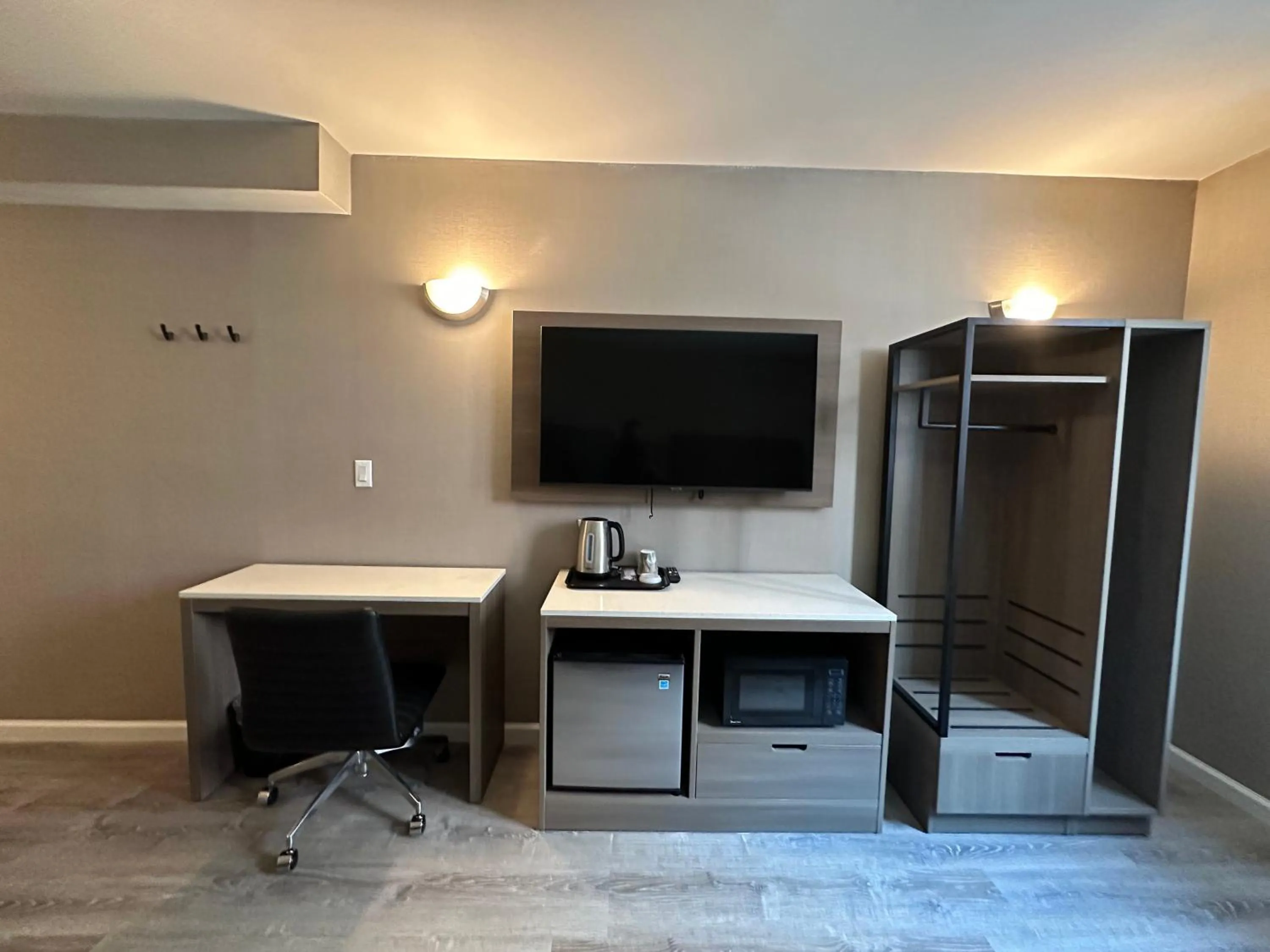 TV and multimedia in Regal Inn & Suites New York LaGuardia Hotel