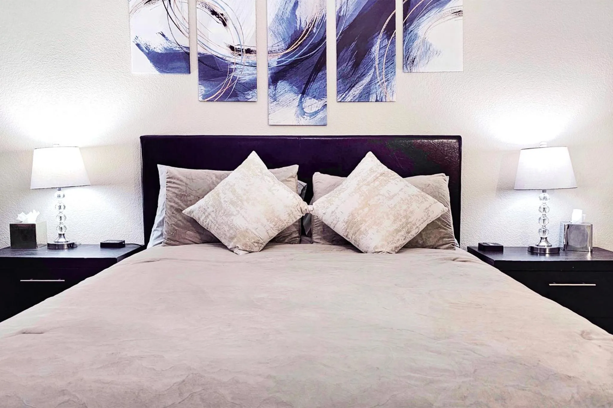 Bed in UPGRADED & STYLISH, POOL, HOT TUB, WALK TO STRIP!