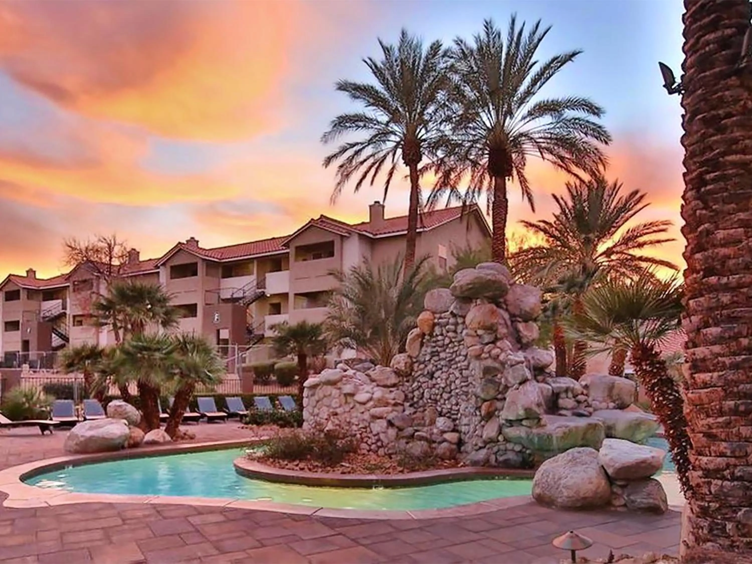 Day in UPGRADED & STYLISH, POOL, HOT TUB, WALK TO STRIP!