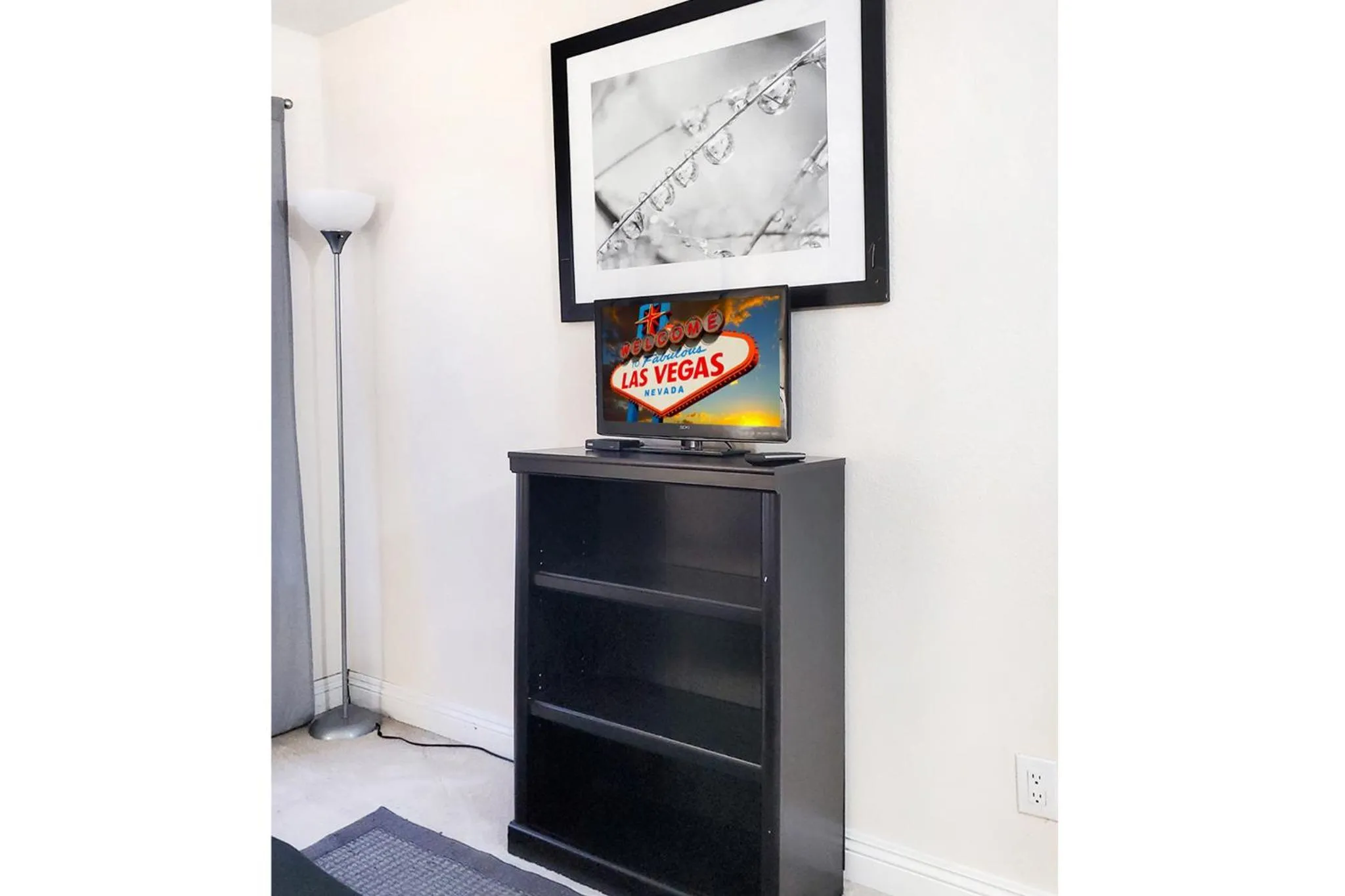 TV and multimedia in UPGRADED & STYLISH, POOL, HOT TUB, WALK TO STRIP!