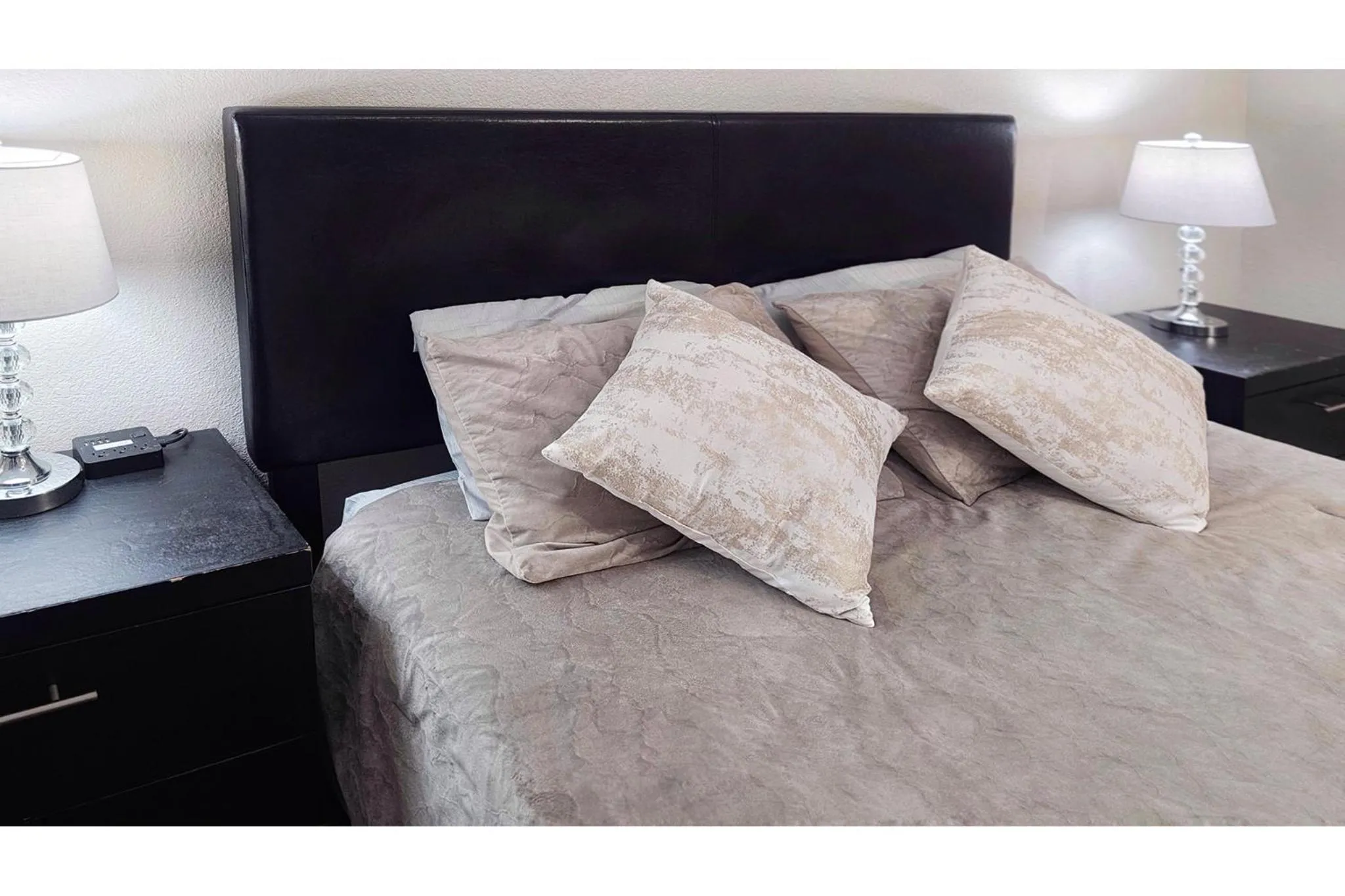Bed in UPGRADED & STYLISH, POOL, HOT TUB, WALK TO STRIP!