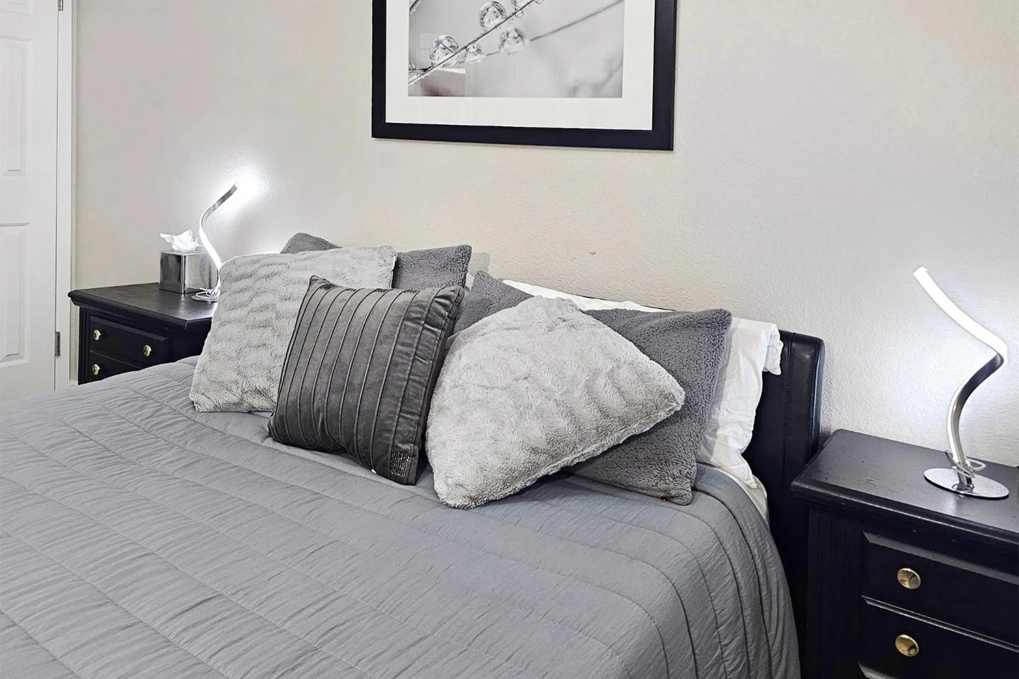 Bed in UPGRADED & STYLISH, POOL, HOT TUB, WALK TO STRIP!