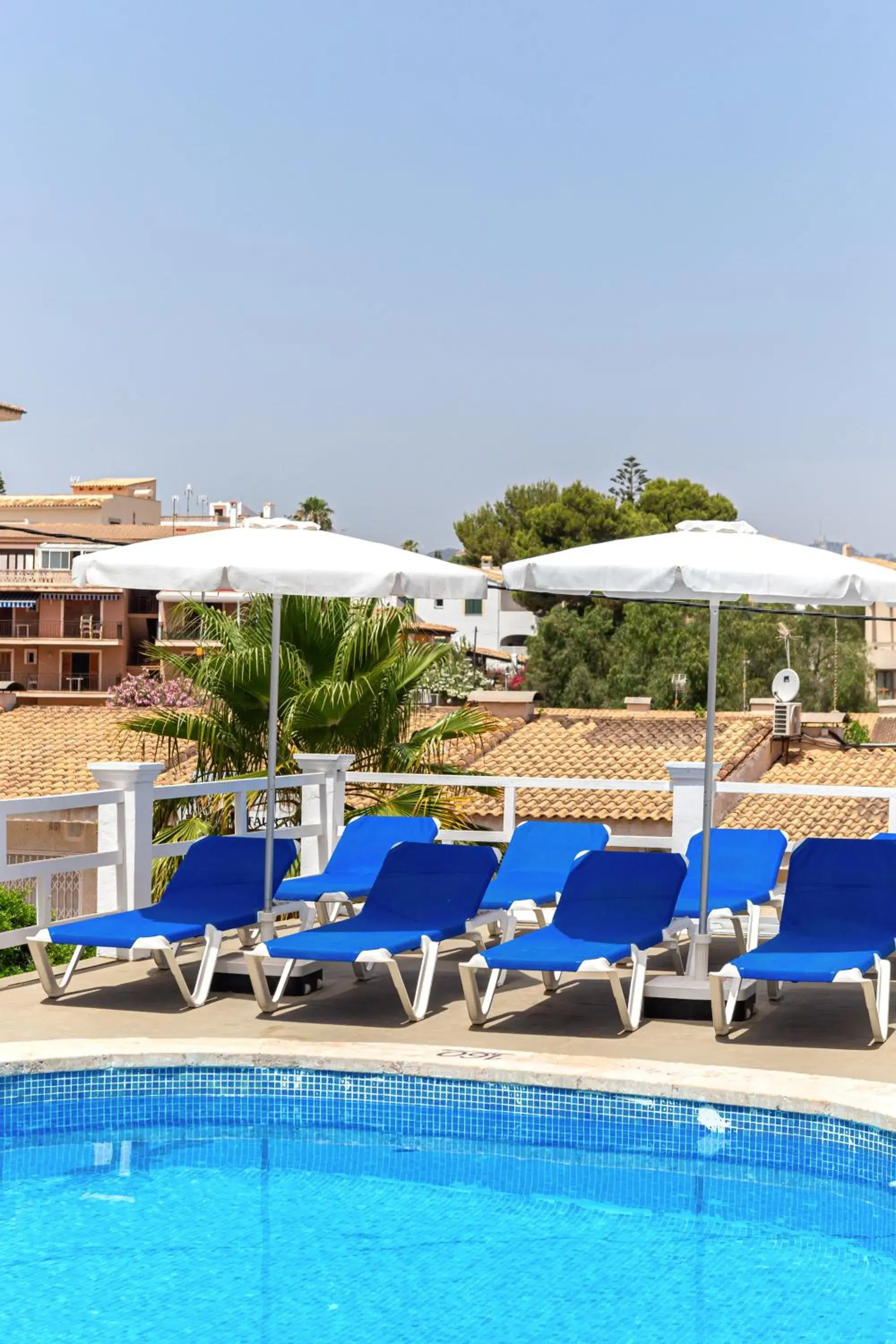 Swimming pool in Hostal Residencia San Francisco Swimming pool in Hostal Residencia San Francisco