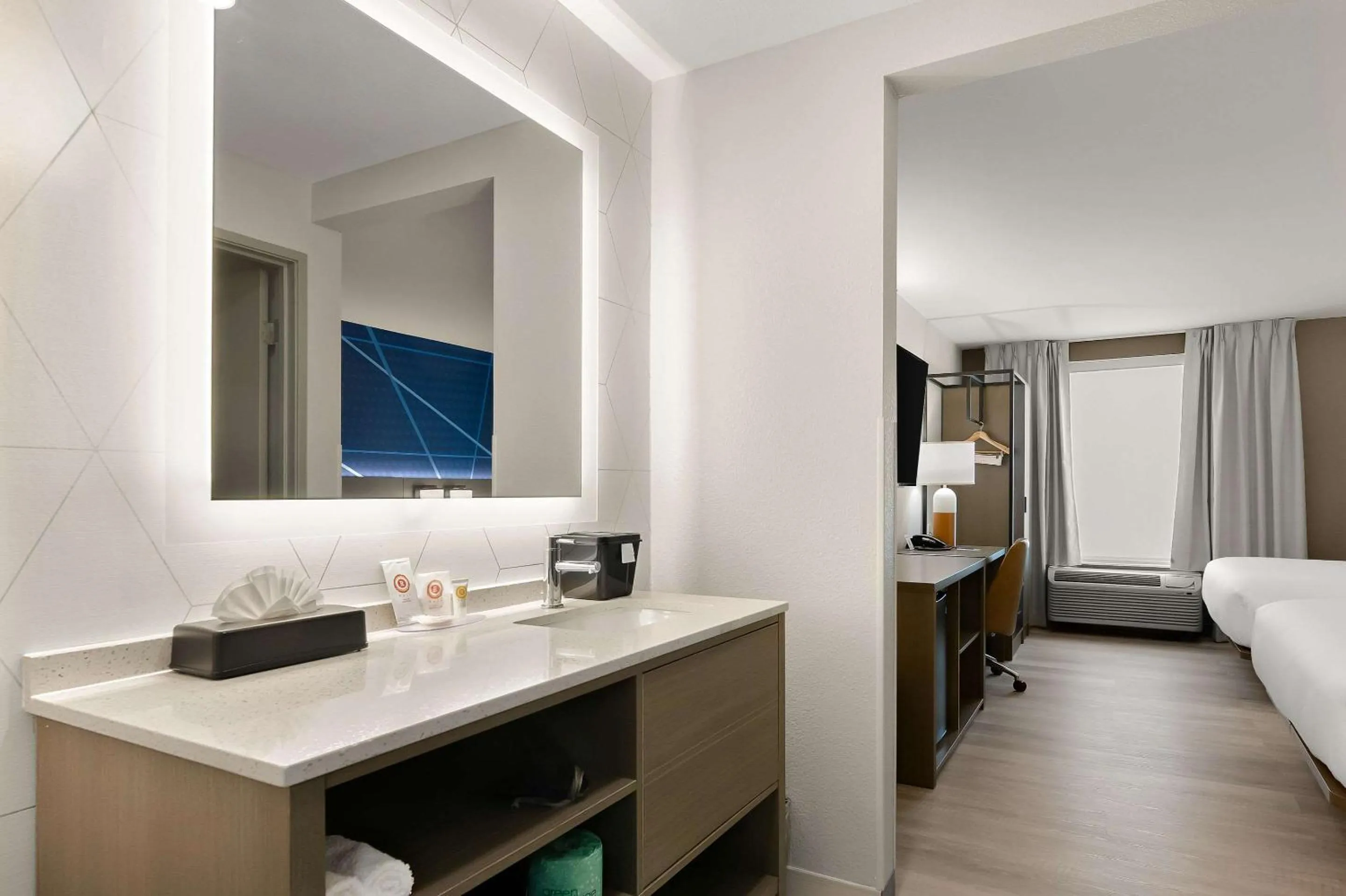 Bedroom, Bed in Baymont by Wyndham Conroe