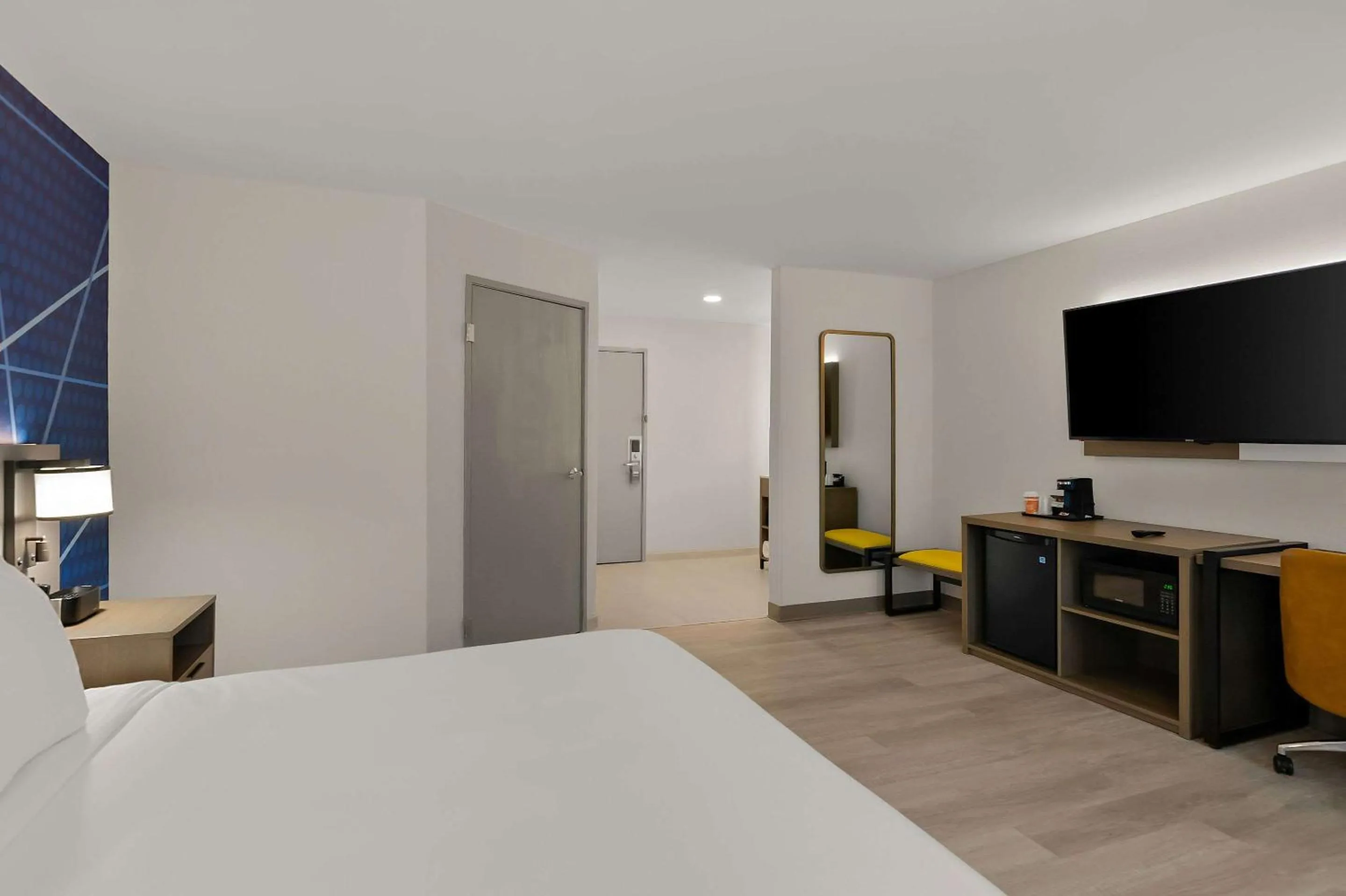 Bedroom, Bed in Baymont by Wyndham Conroe