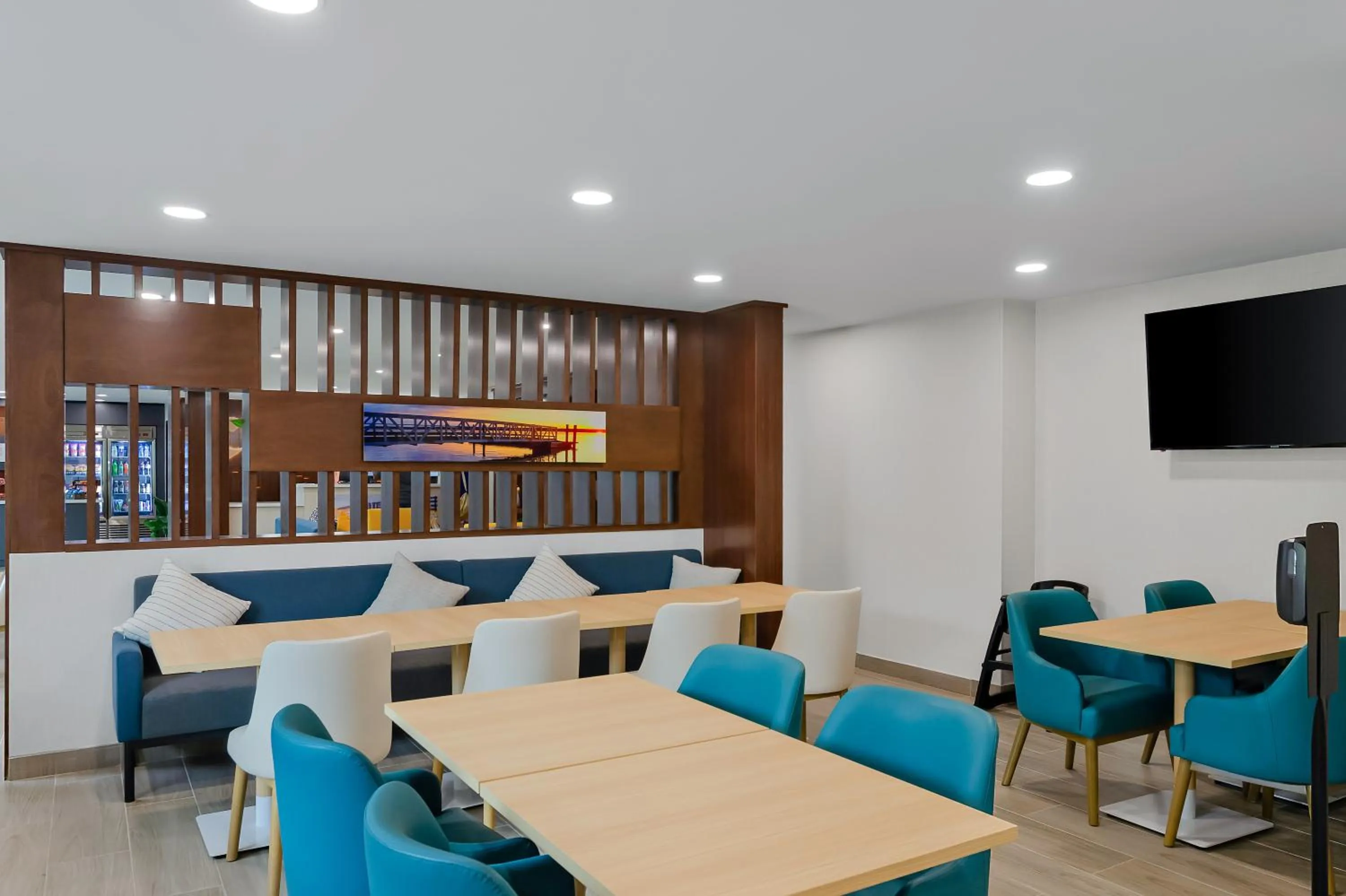 TV and multimedia in Baymont by Wyndham Conroe