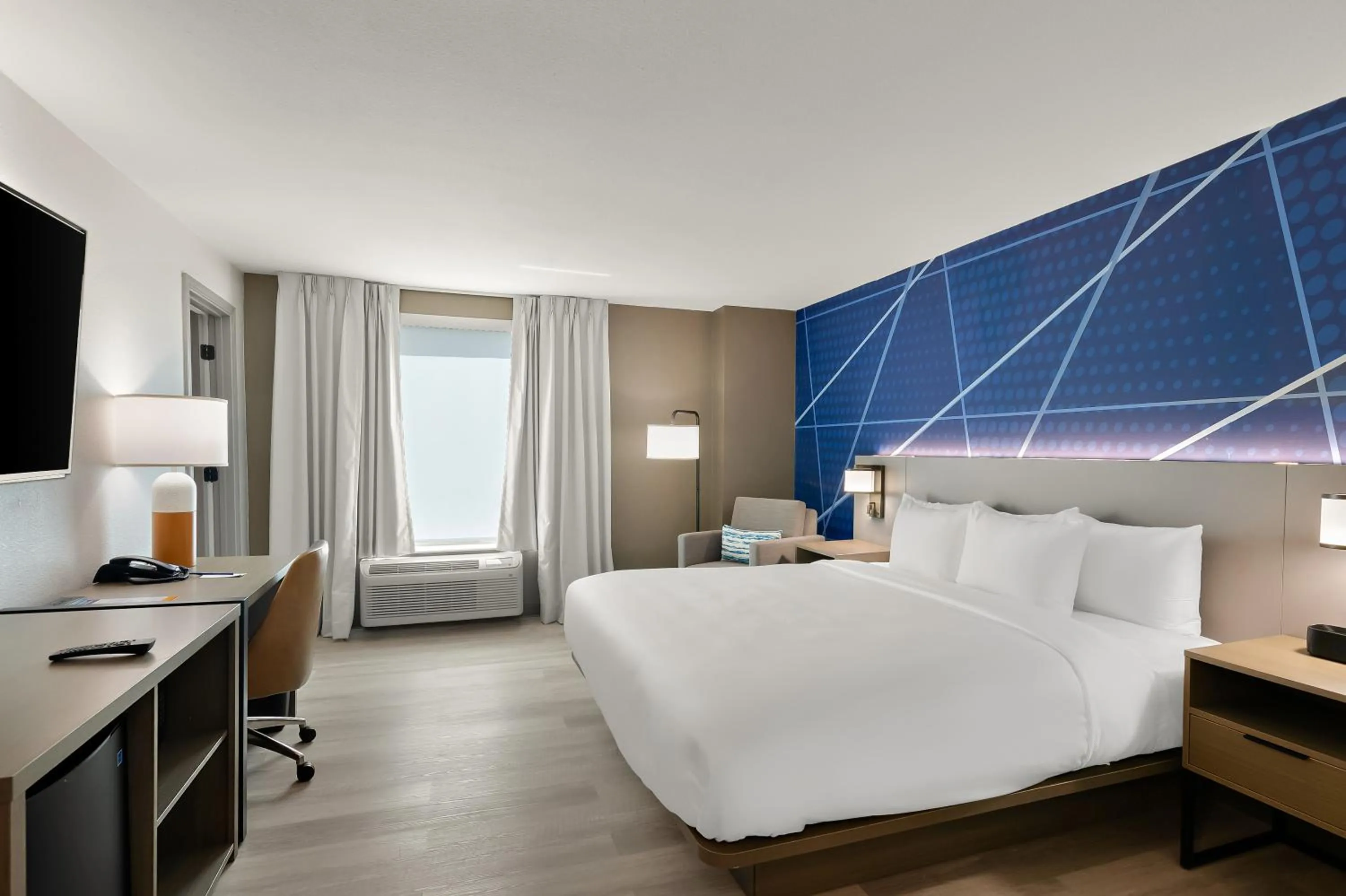 TV and multimedia, Bed in Baymont by Wyndham Conroe