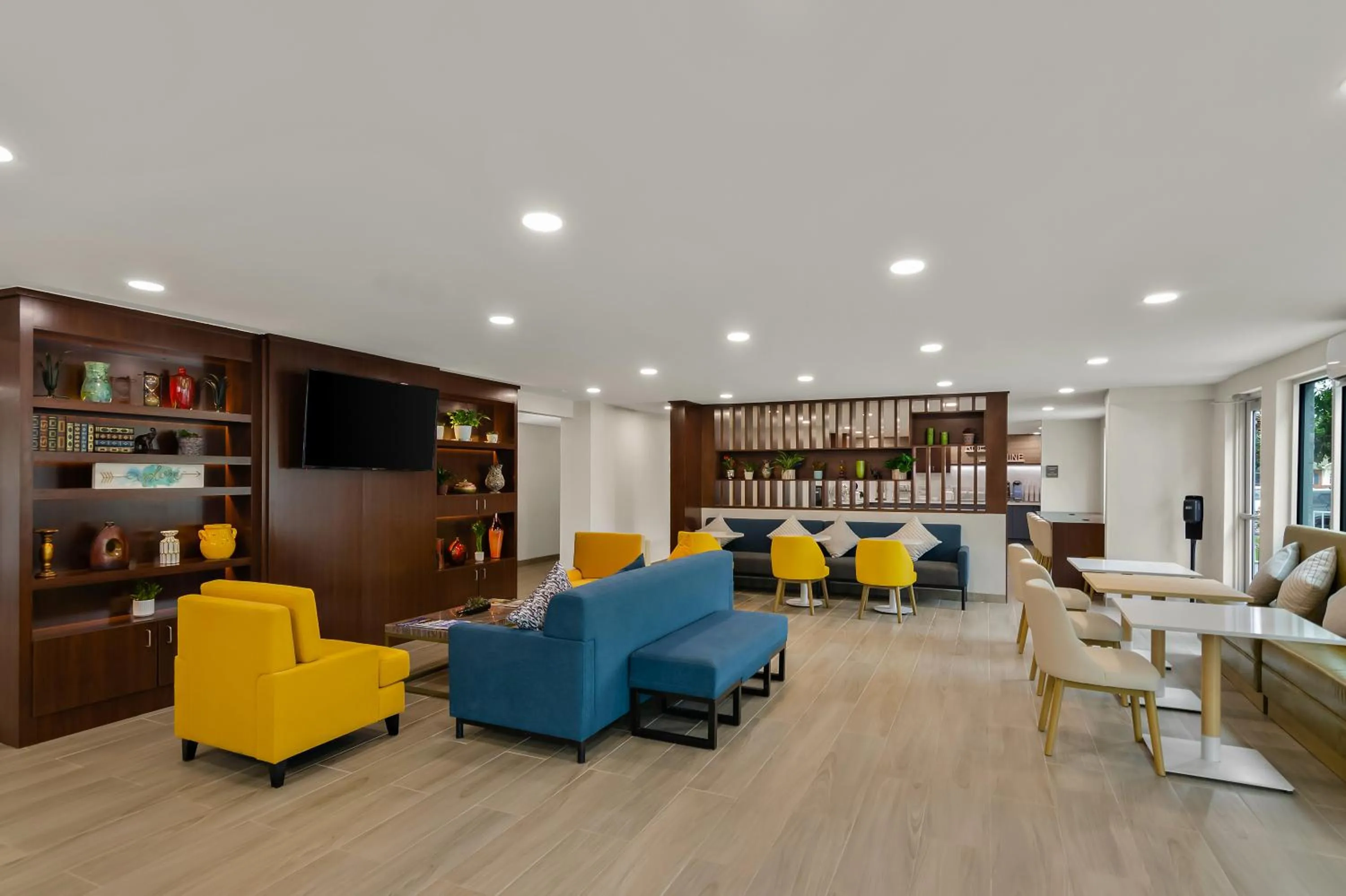 Communal lounge/ TV room in Baymont by Wyndham Conroe