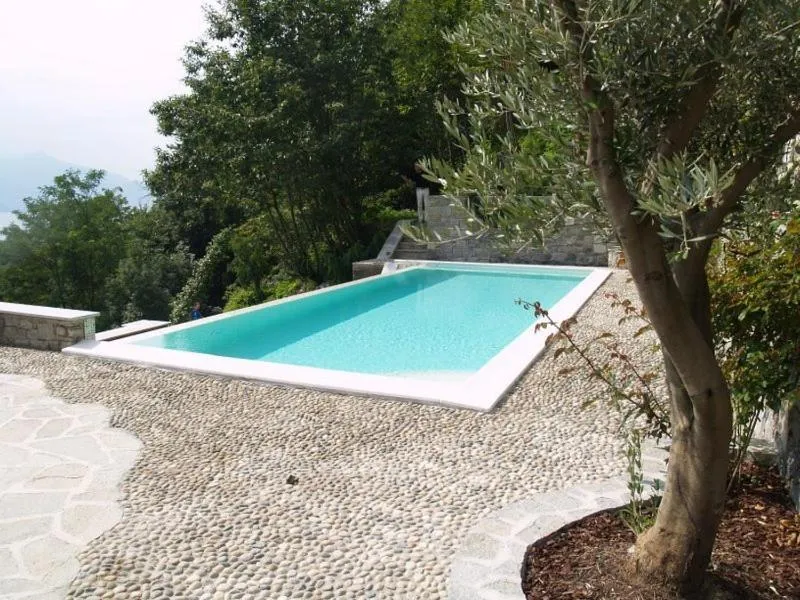 Swimming pool in Residence Giglio Comer See