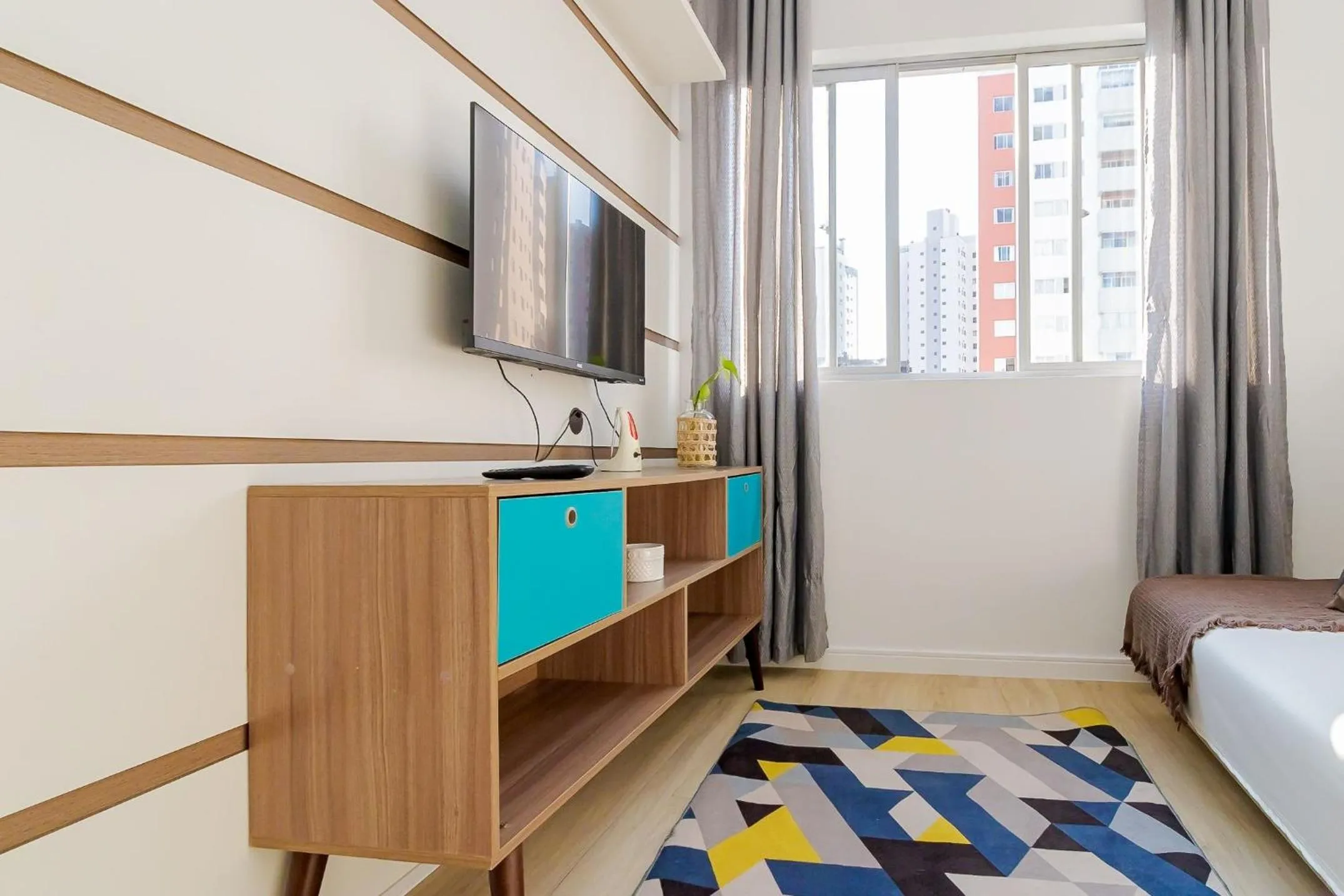 Living room, Bed in Ed. Vitoria | Bairro mais requisitado de Curitiba | Gonzaga Stays