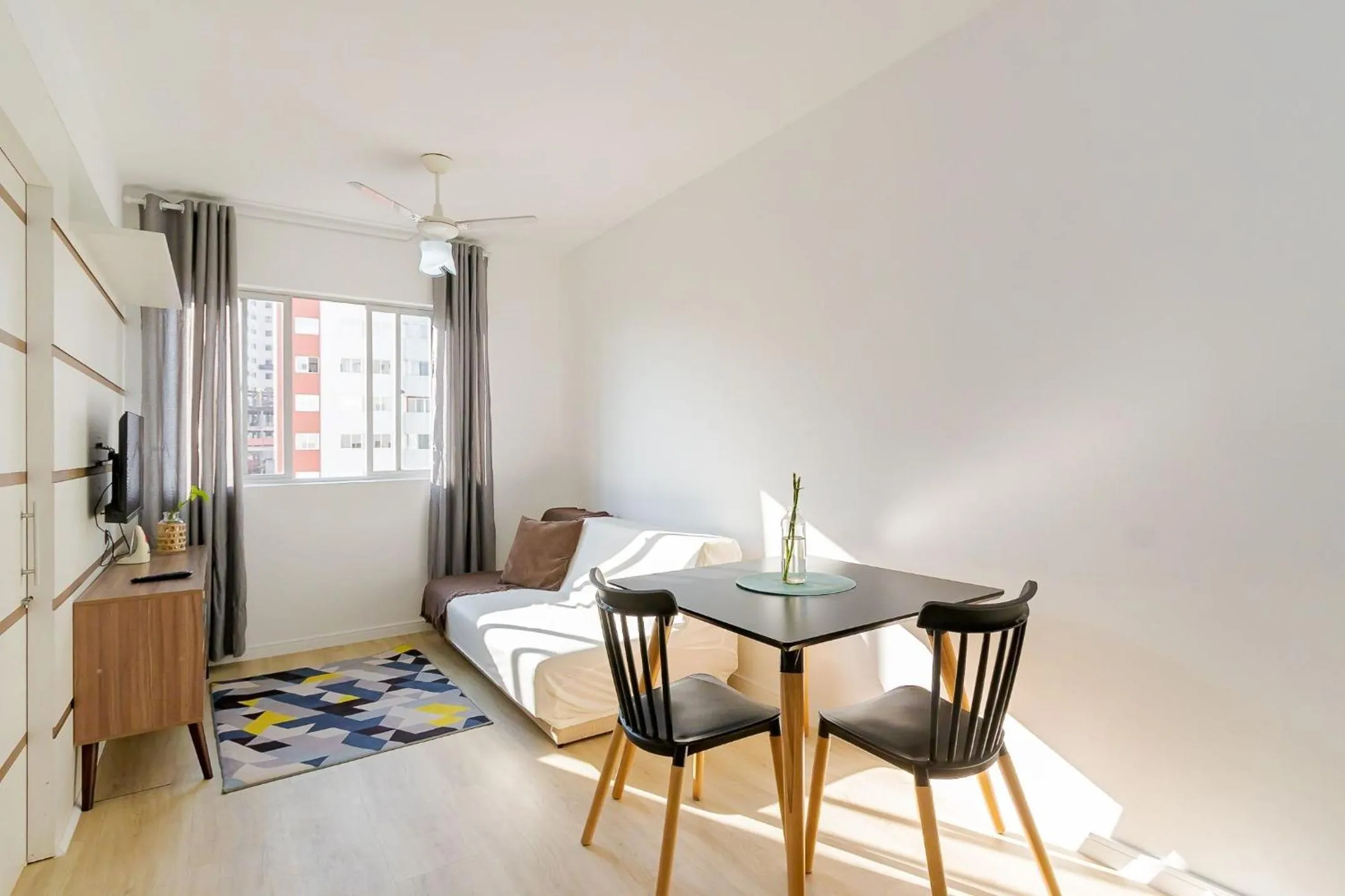 Living room, Bed in Ed. Vitoria | Bairro mais requisitado de Curitiba | Gonzaga Stays