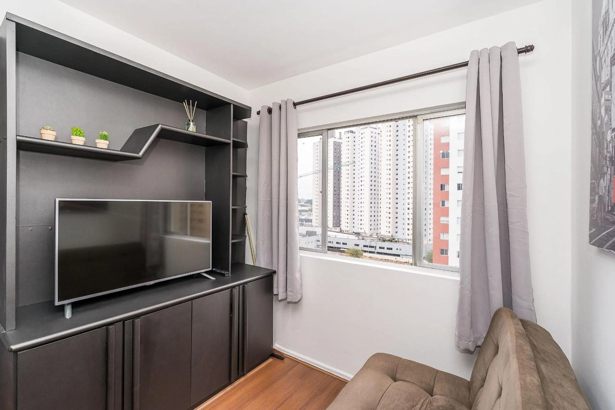 Living room in Ed. Vitoria | Bairro mais requisitado de Curitiba | Gonzaga Stays