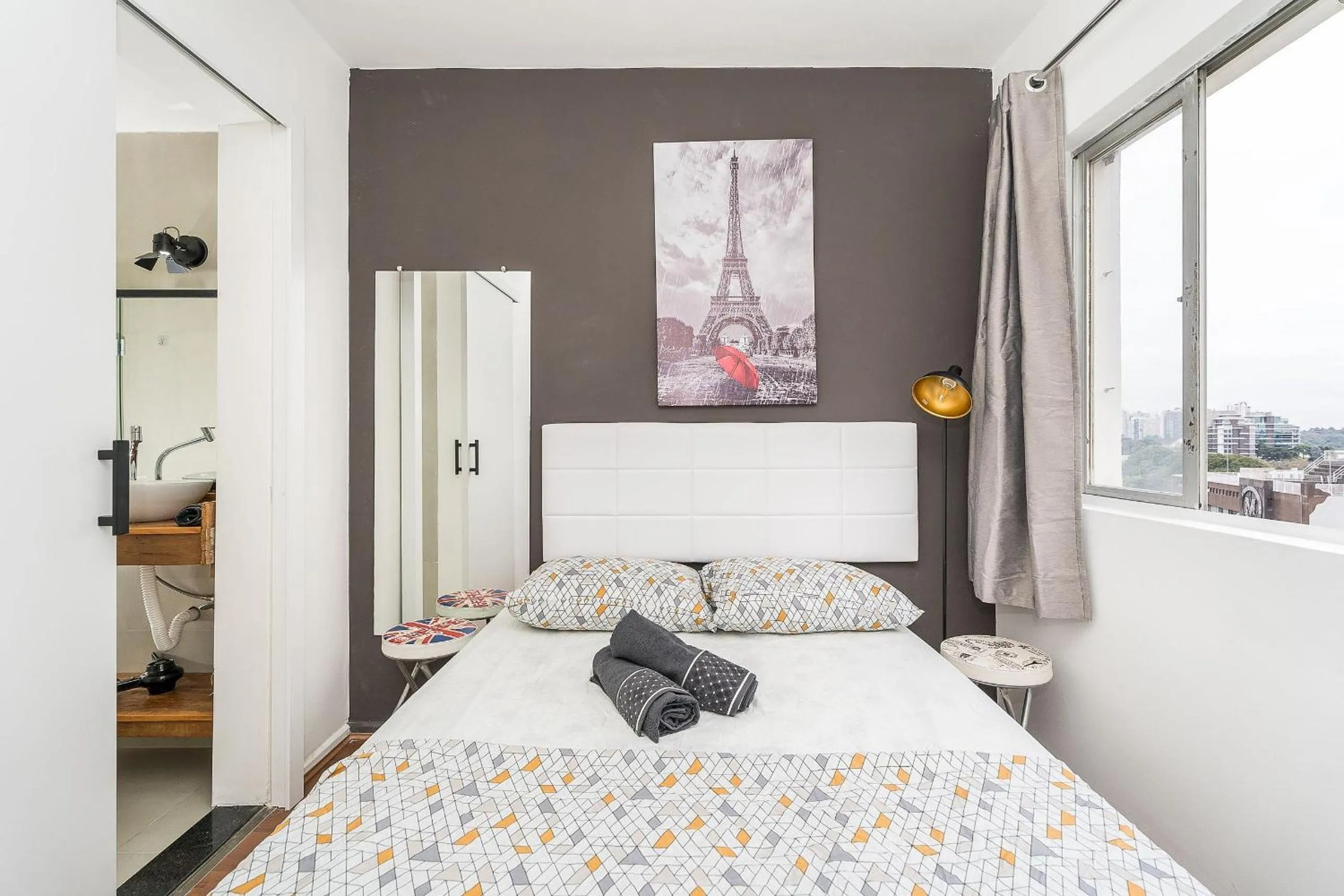 Photo of the whole room, Bed in Ed. Vitoria | Bairro mais requisitado de Curitiba | Gonzaga Stays