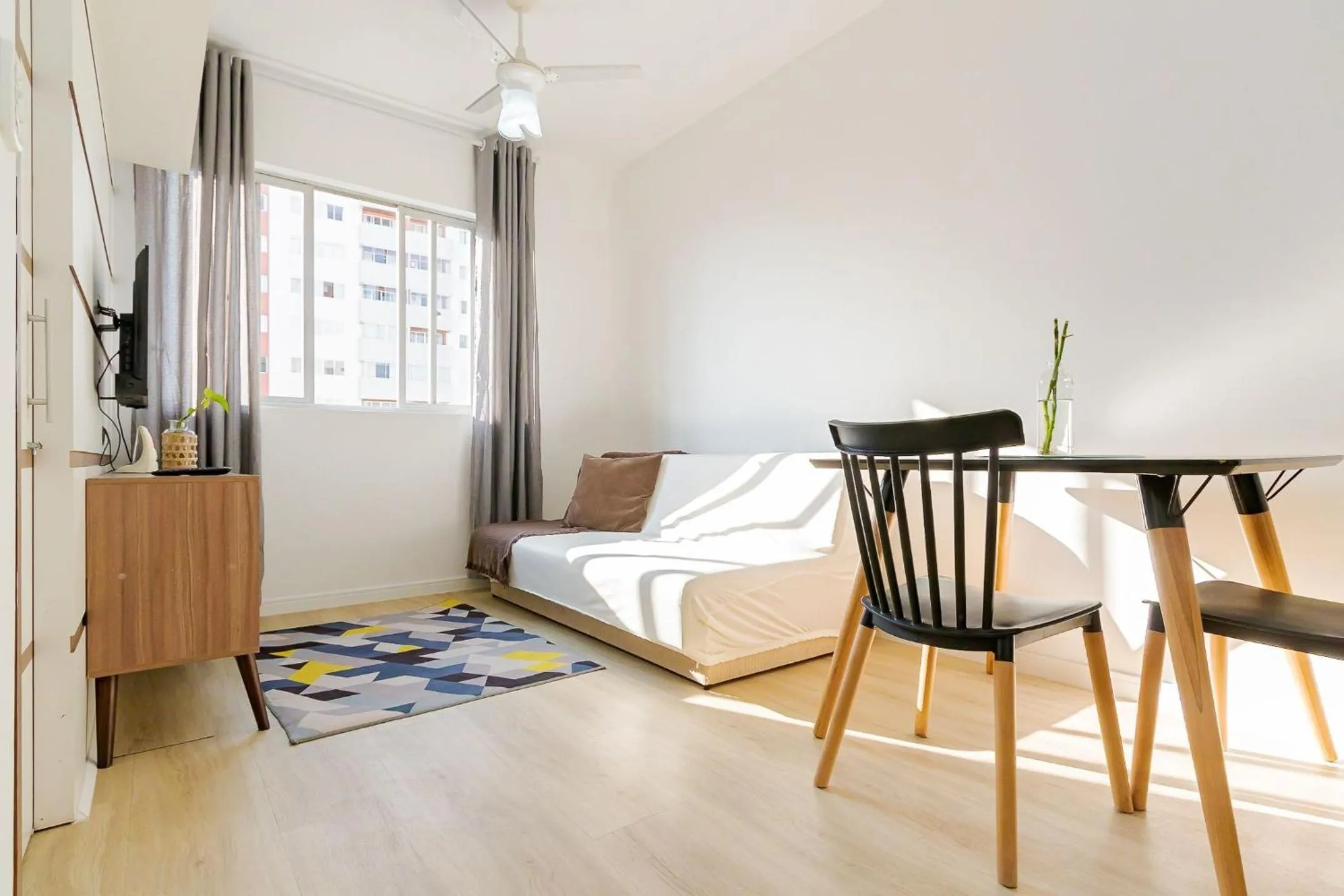 Living room, Bed in Ed. Vitoria | Bairro mais requisitado de Curitiba | Gonzaga Stays