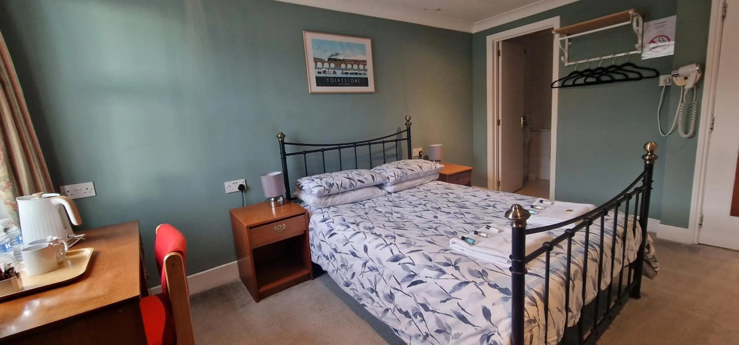 Photo of the whole room, Bed in The Portland Hotel