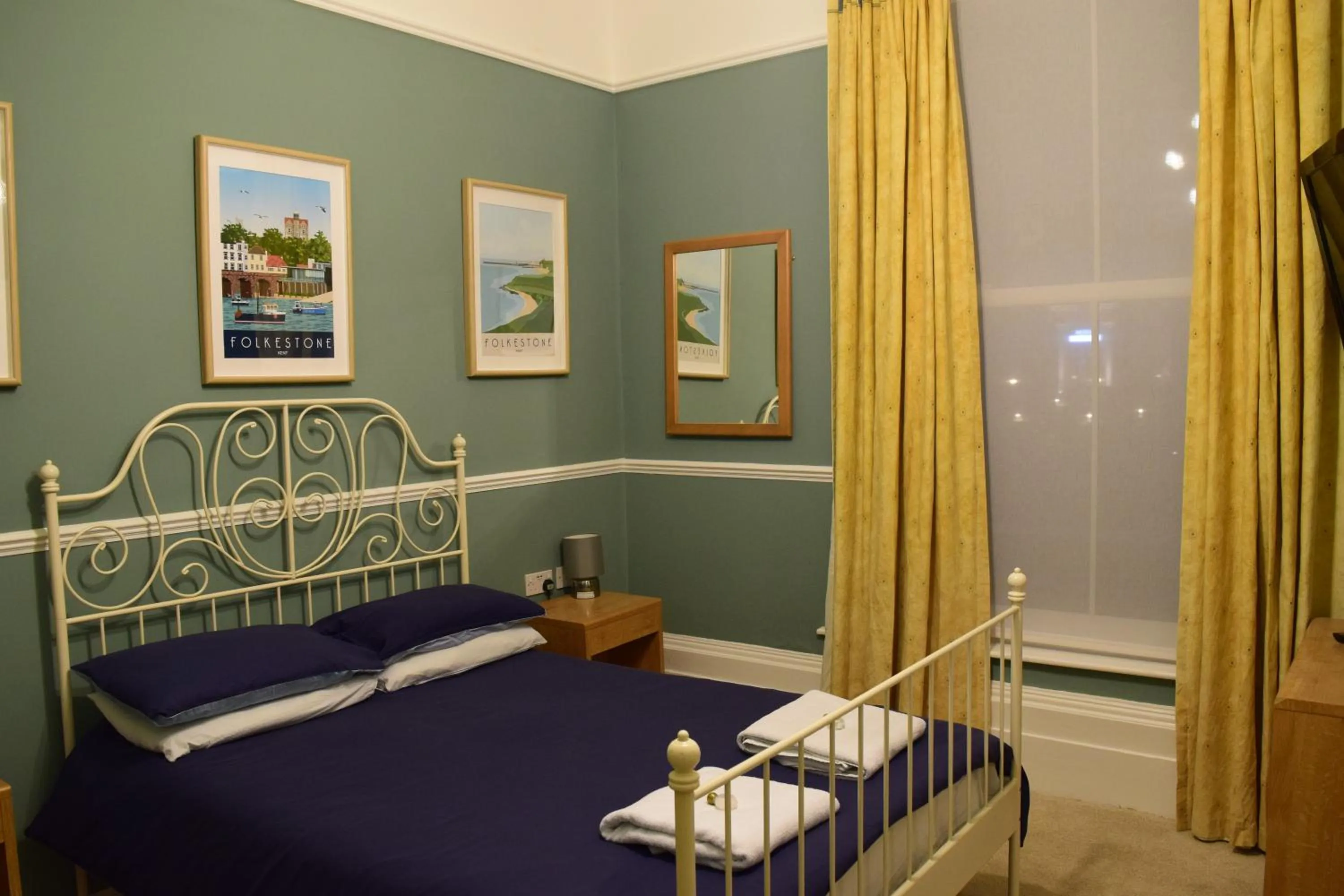 Photo of the whole room, Bed in The Portland Hotel