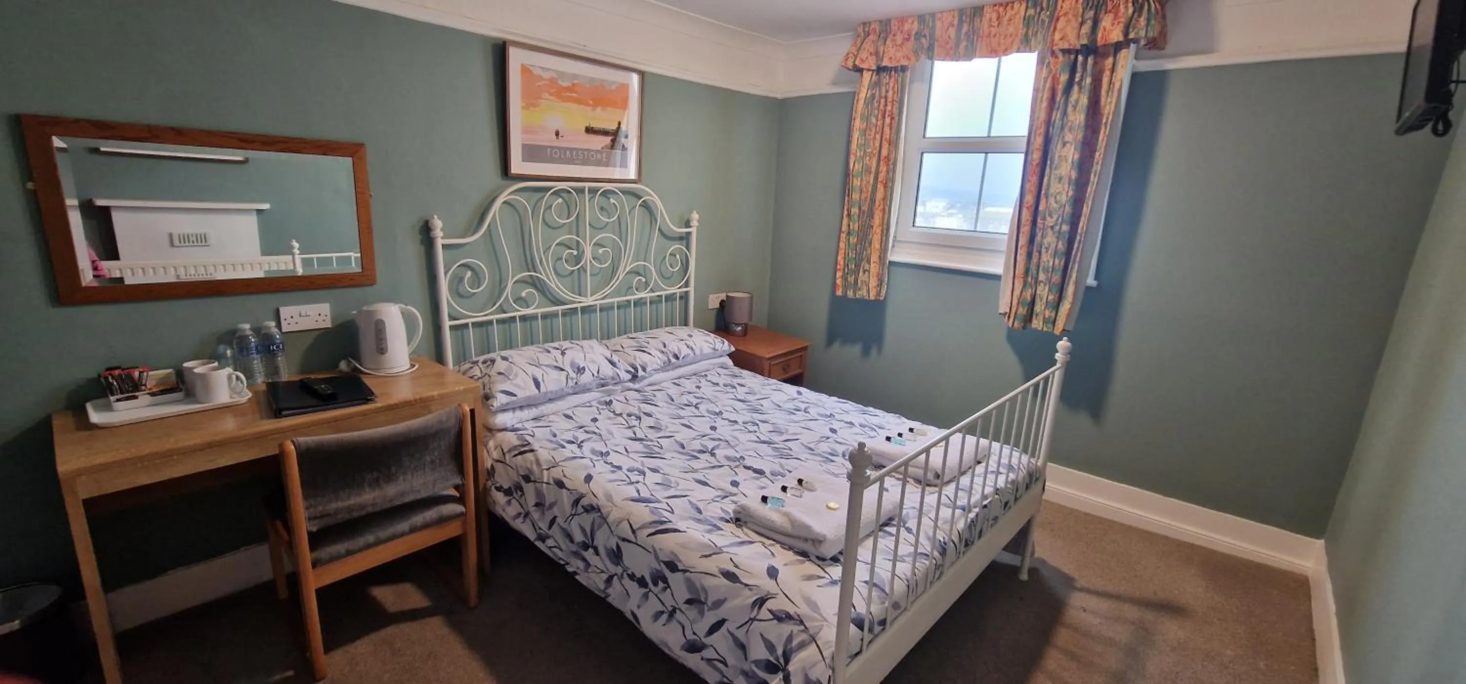 Photo of the whole room, Bed in The Portland Hotel