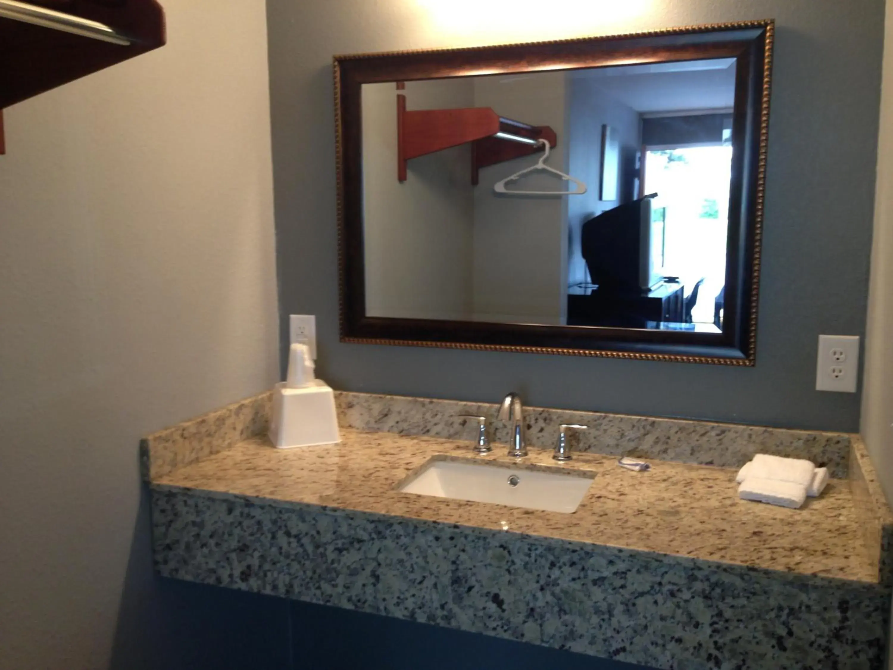 King Room - Smoking in Safari Inn - Murfreesboro King Room - Smoking in Safari Inn - Murfreesboro