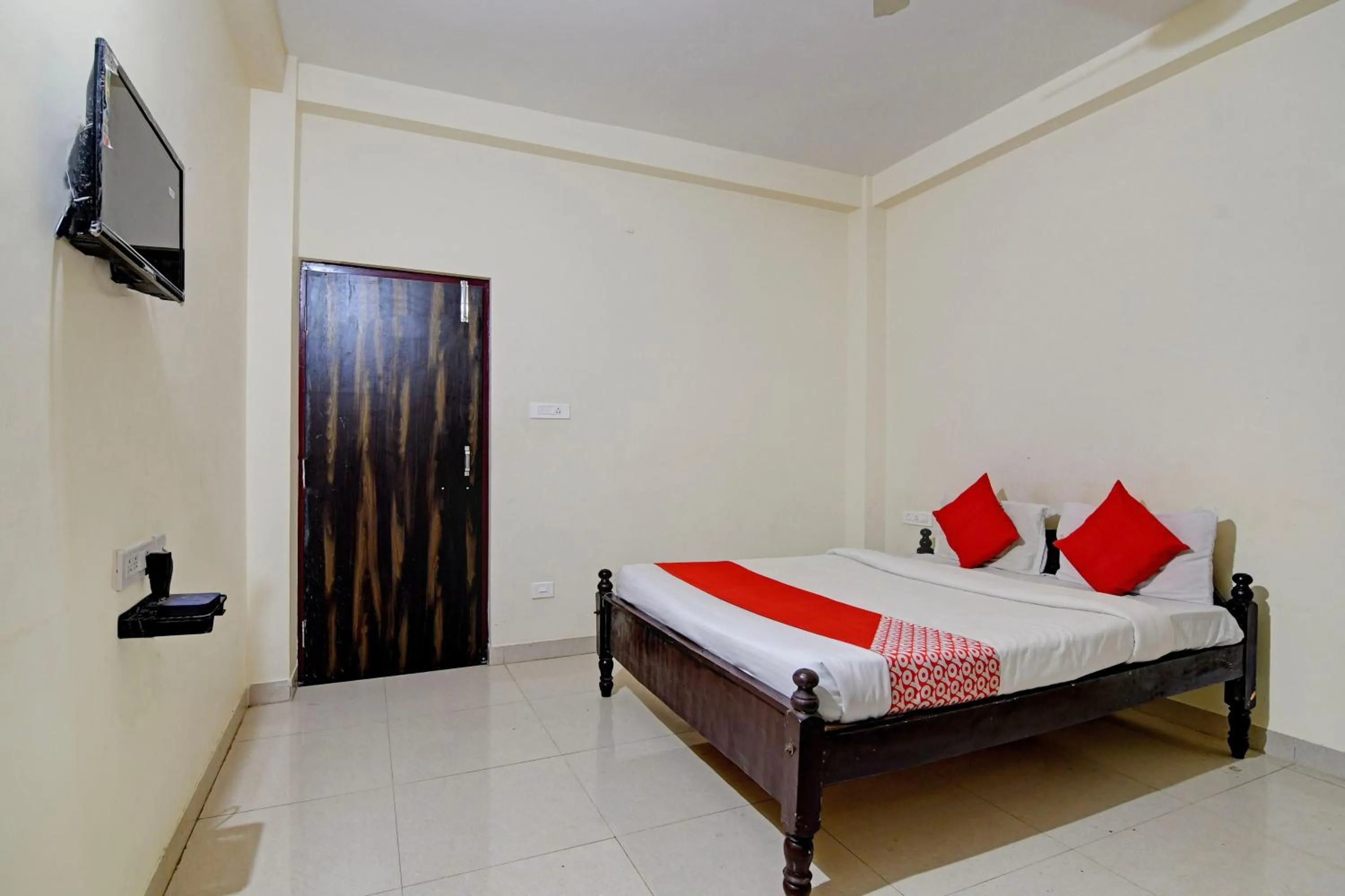 Facade/entrance, Bed in Hotel O Dream Palace Guest House