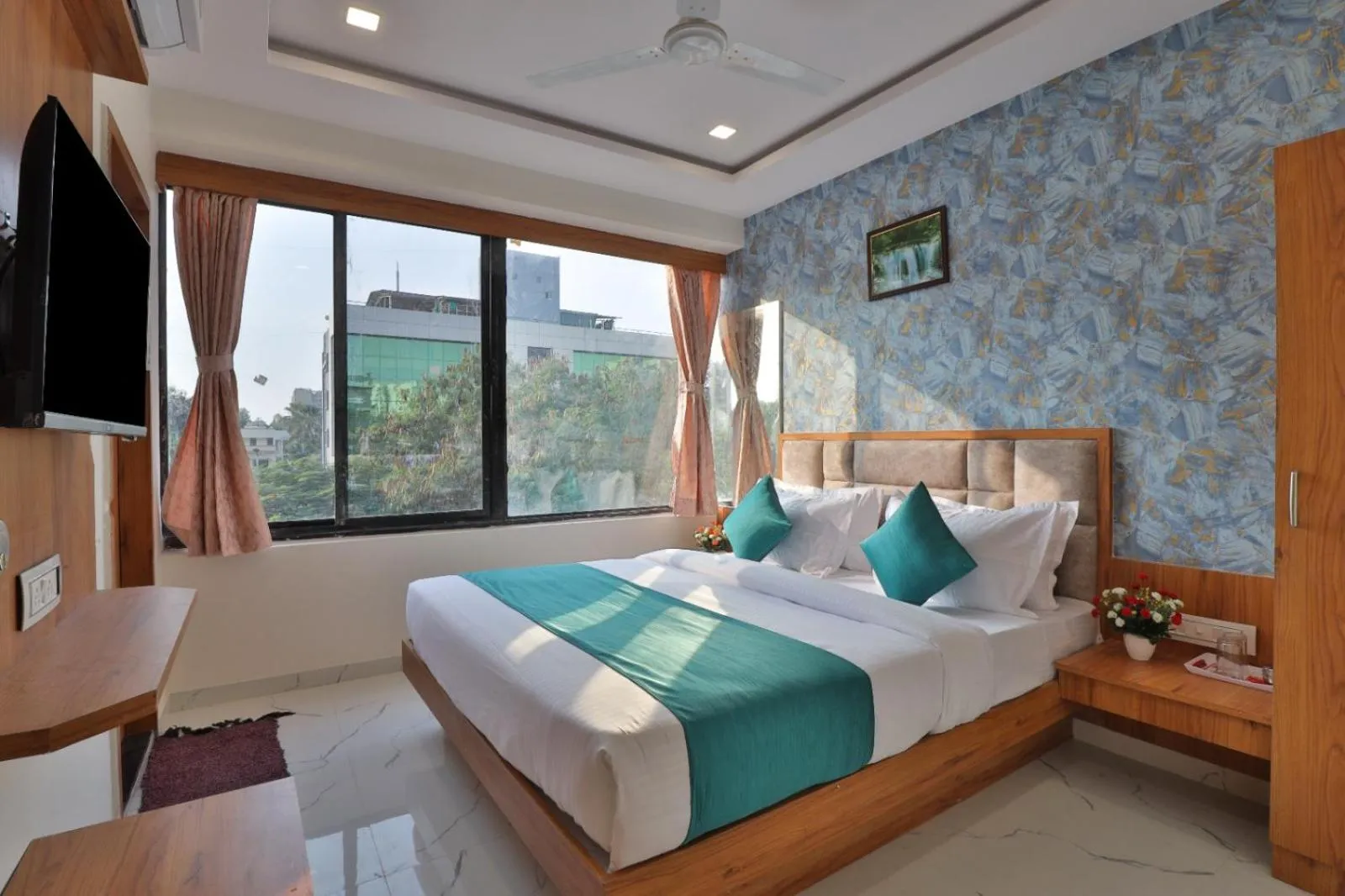 Communal lounge/ TV room in Hotel Vimal Inn