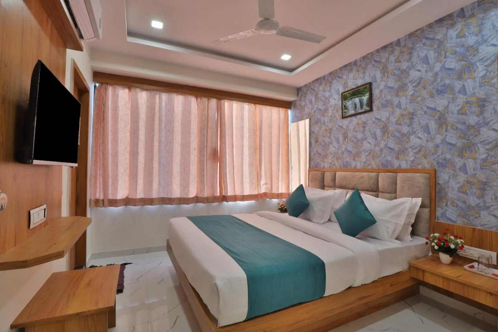 Communal lounge/ TV room in Hotel Vimal Inn