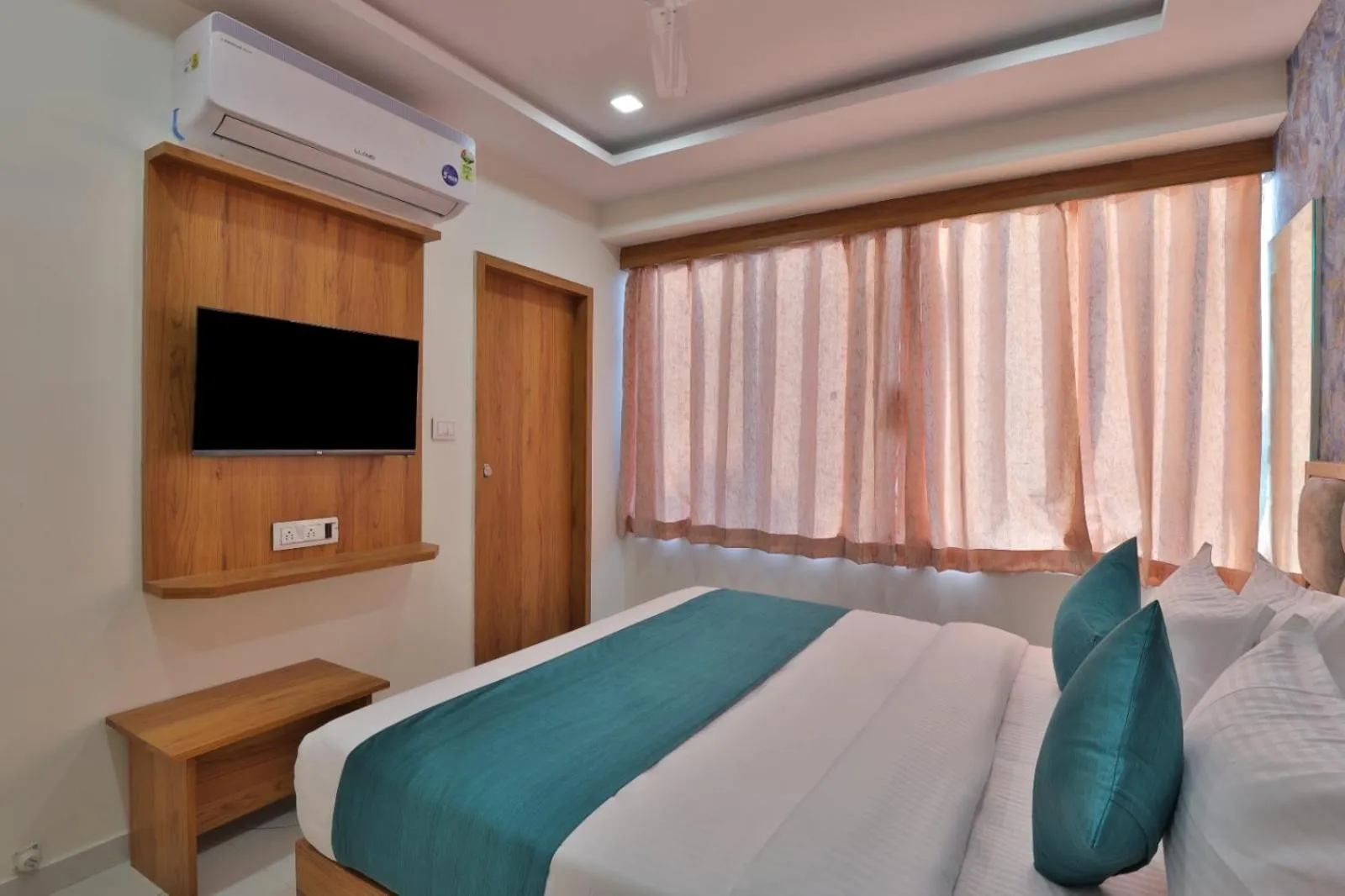 Communal lounge/ TV room, TV/Entertainment Center in Hotel Vimal Inn