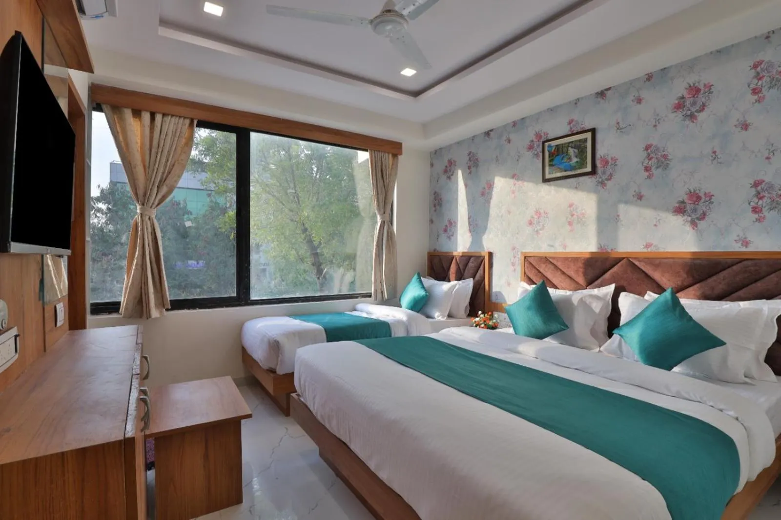 Communal lounge/ TV room in Hotel Vimal Inn