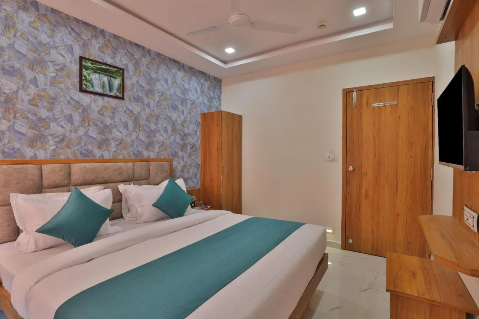 Communal lounge/ TV room in Hotel Vimal Inn