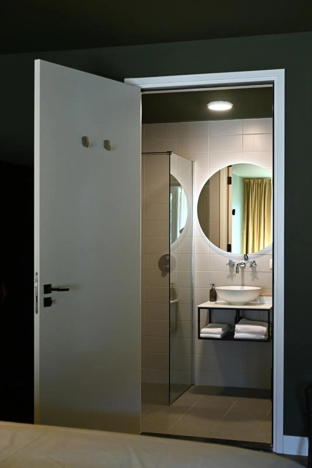 Bathroom in Wapen van Hengelo Residence Suites - digital key by SMS and email