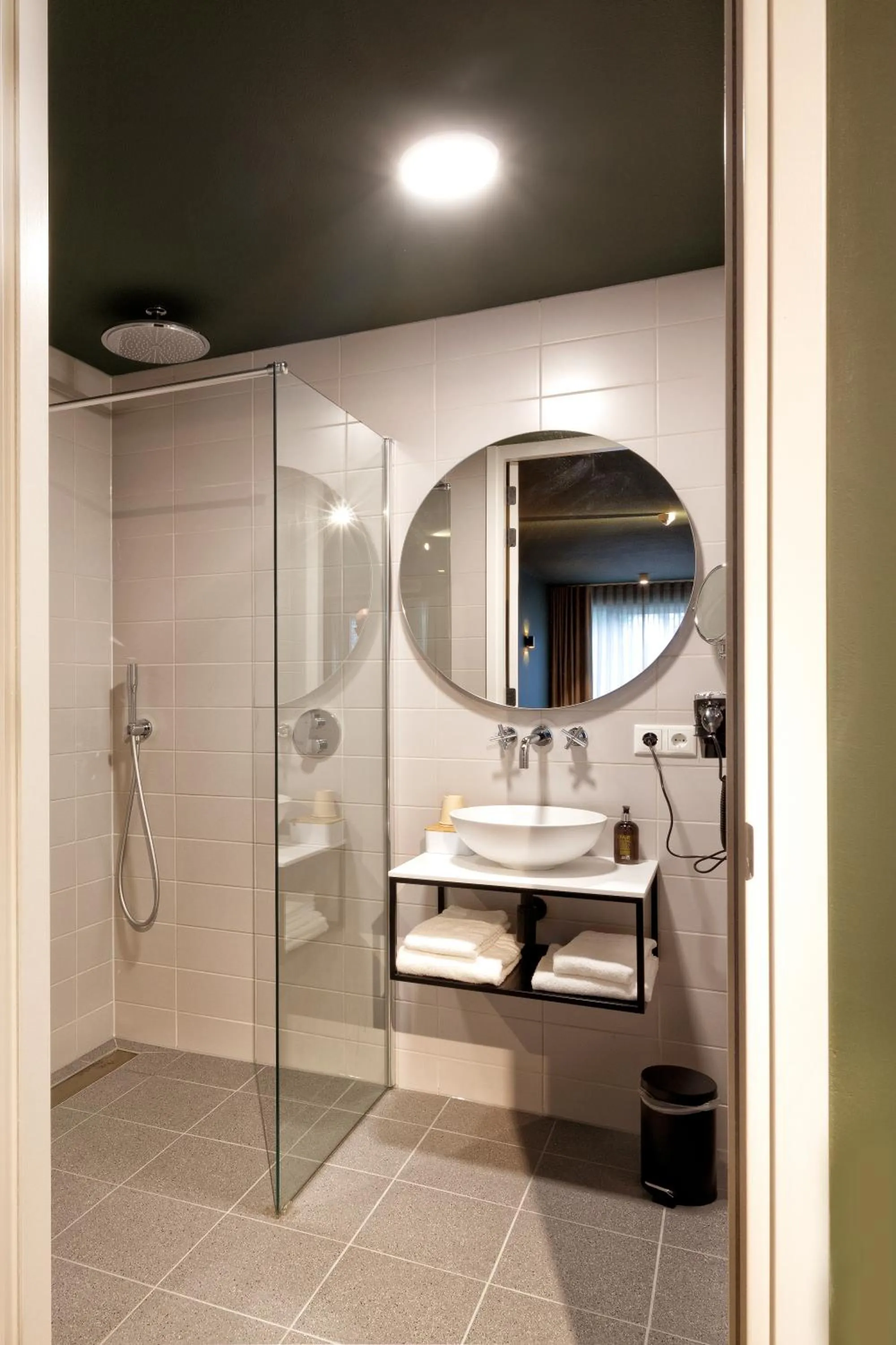 Bathroom in Wapen van Hengelo Residence Suites - digital key by SMS and email
