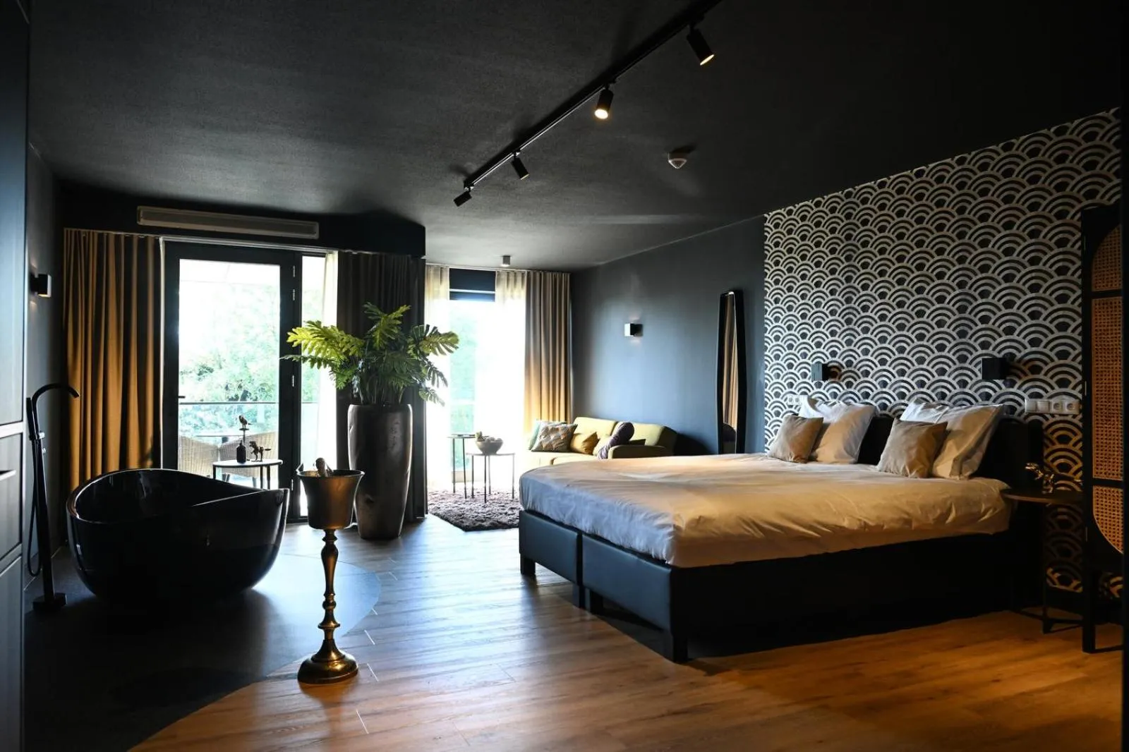Photo of the whole room, Bed in Wapen van Hengelo Residence Suites - digital key by SMS and email
