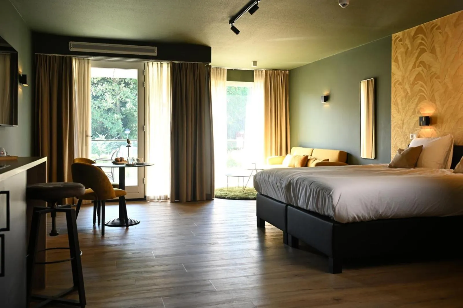 Photo of the whole room, Bed in Wapen van Hengelo Residence Suites - digital key by SMS and email