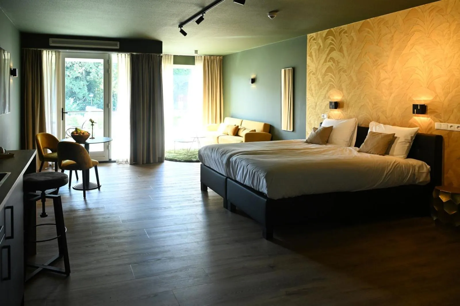 Bedroom, Bed in Wapen van Hengelo Residence Suites - digital key by SMS and email