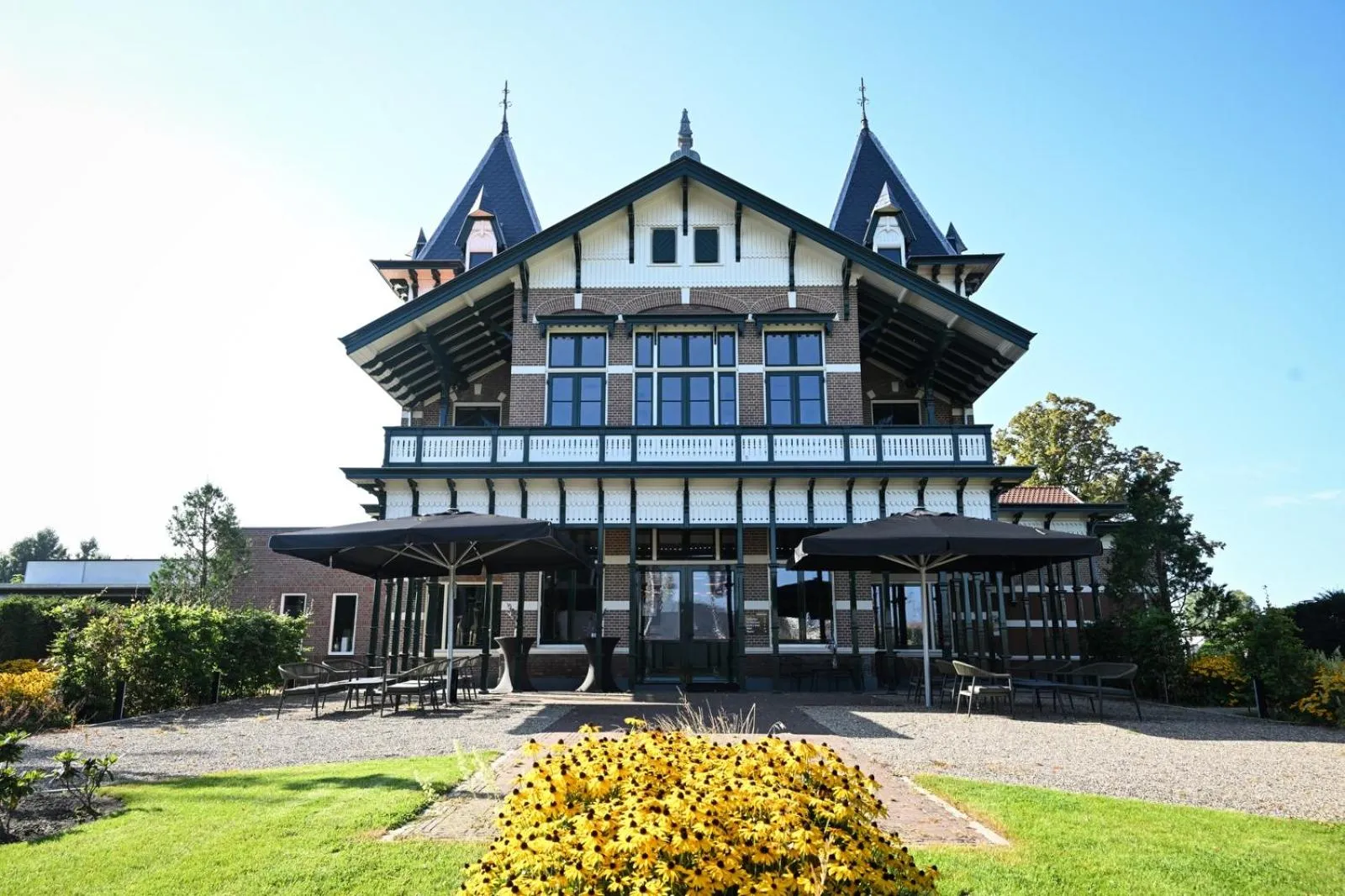 Property building in Wapen van Hengelo Residence Suites - digital key by SMS and email