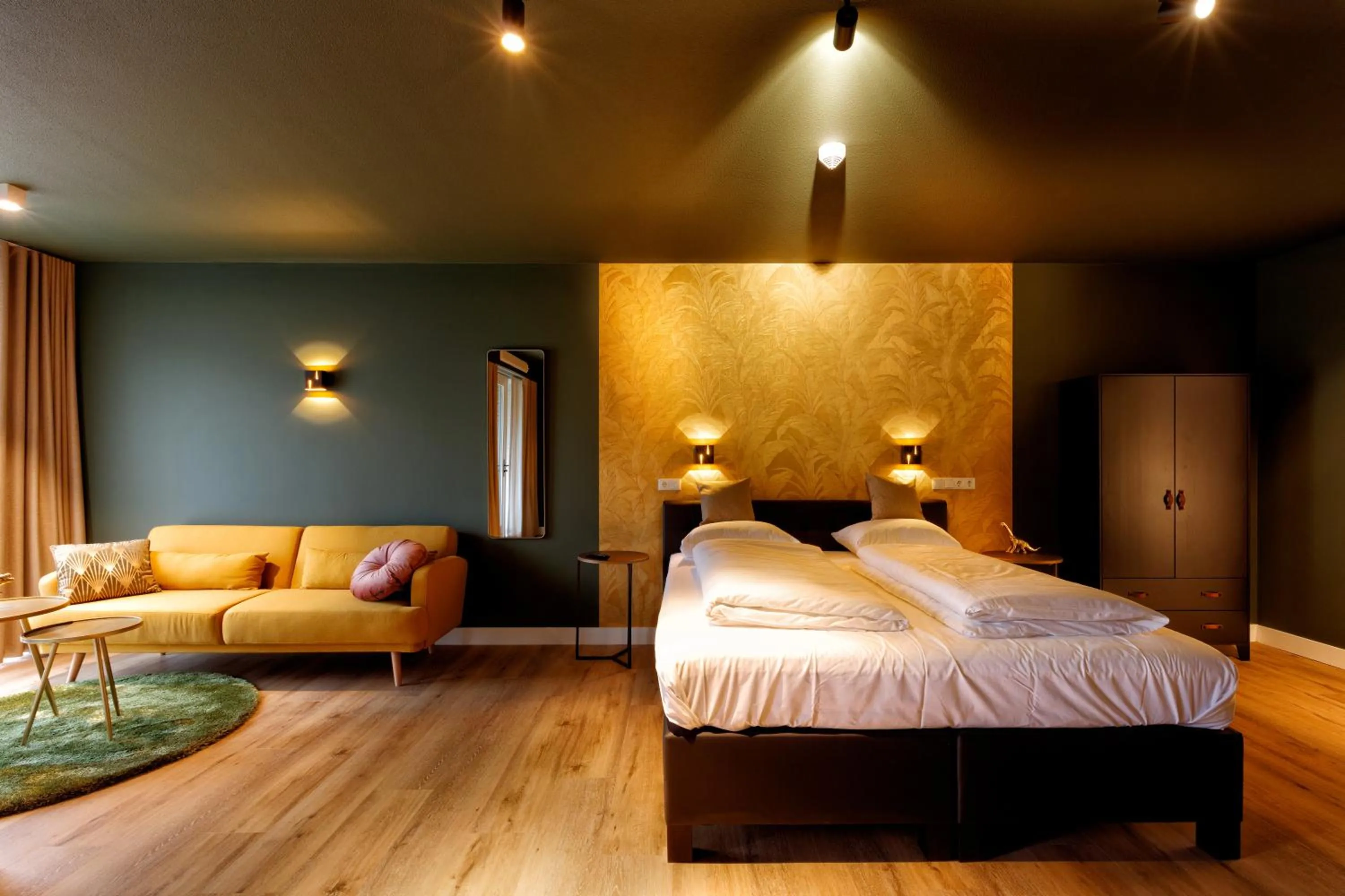 Photo of the whole room, Bed in Wapen van Hengelo Residence Suites - digital key by SMS and email