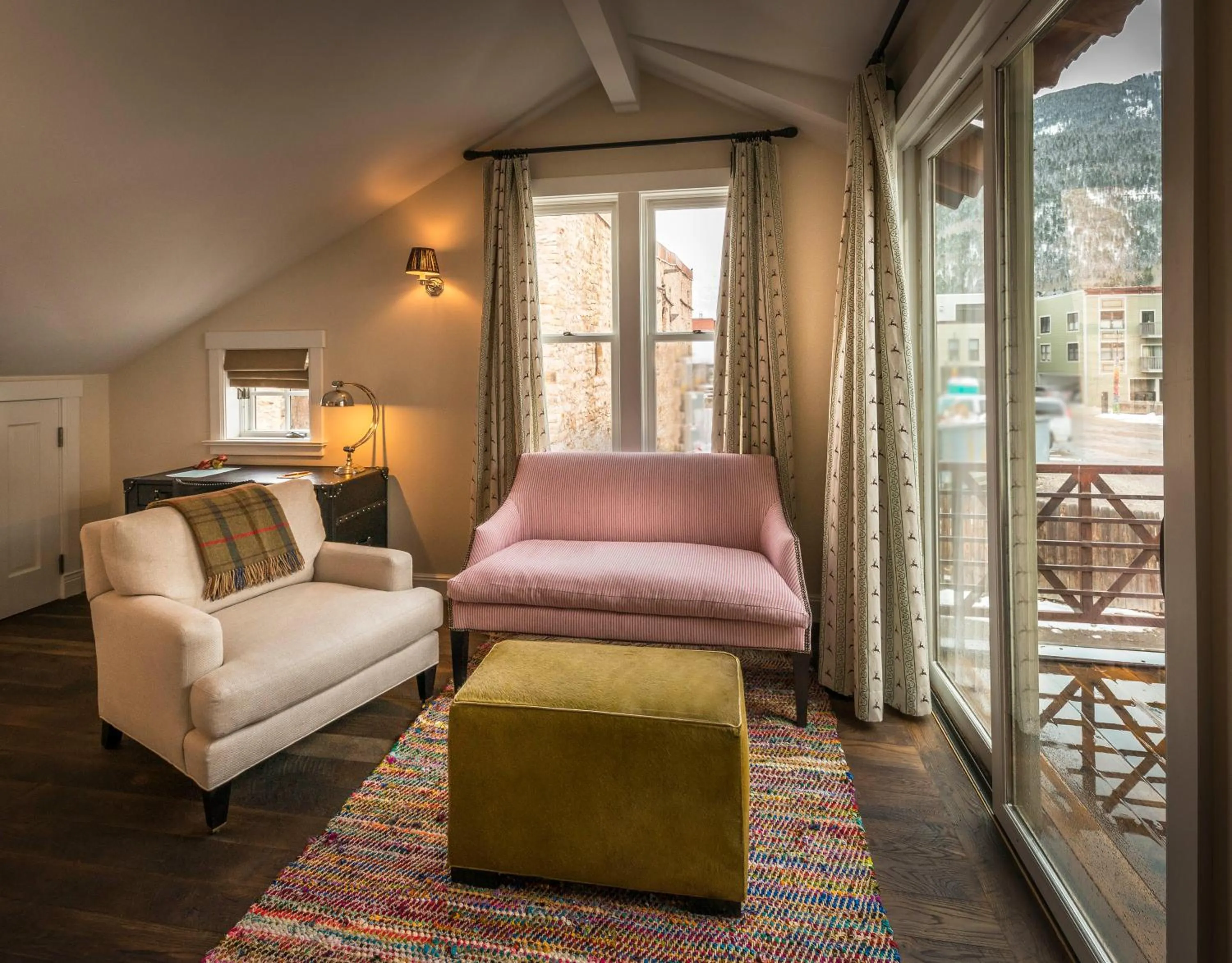 Seating area, Bed in Dunton Town House Hotel