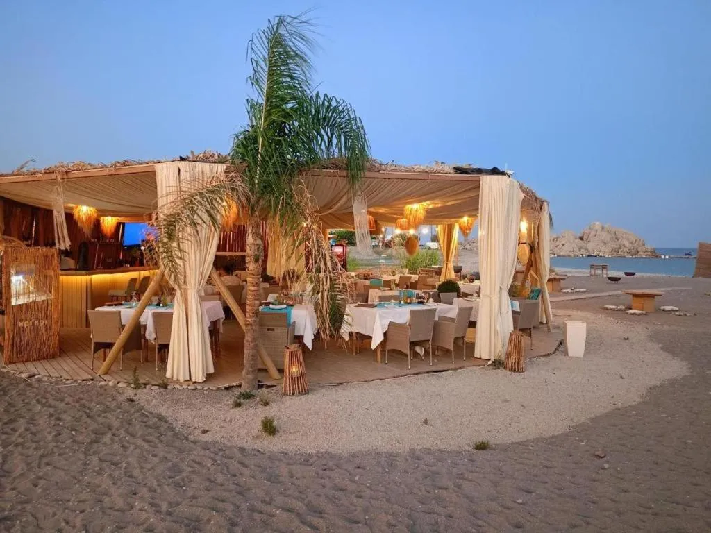 Restaurant/places to eat in Alia Beachfront Suites and Spa