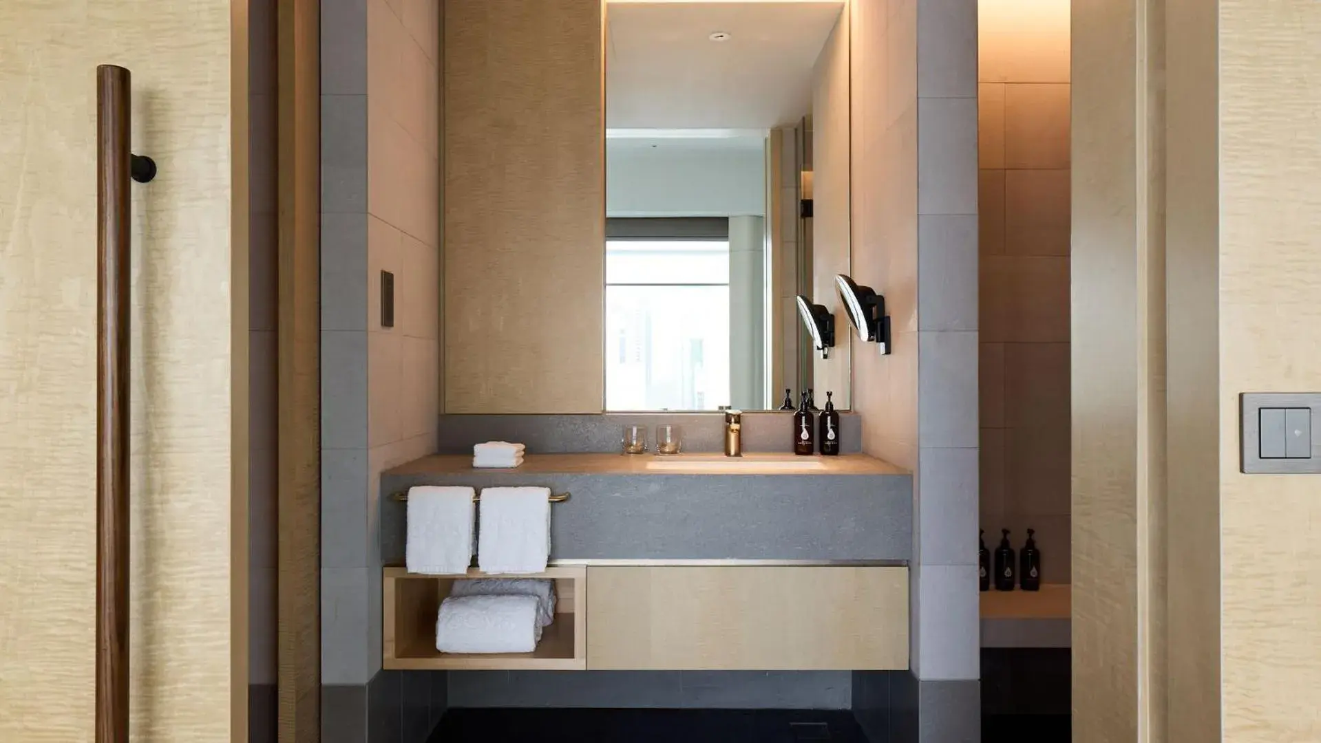 Emerald Room Twin in COMO Metropolitan Singapore Emerald Room Twin in COMO Metropolitan Singapore