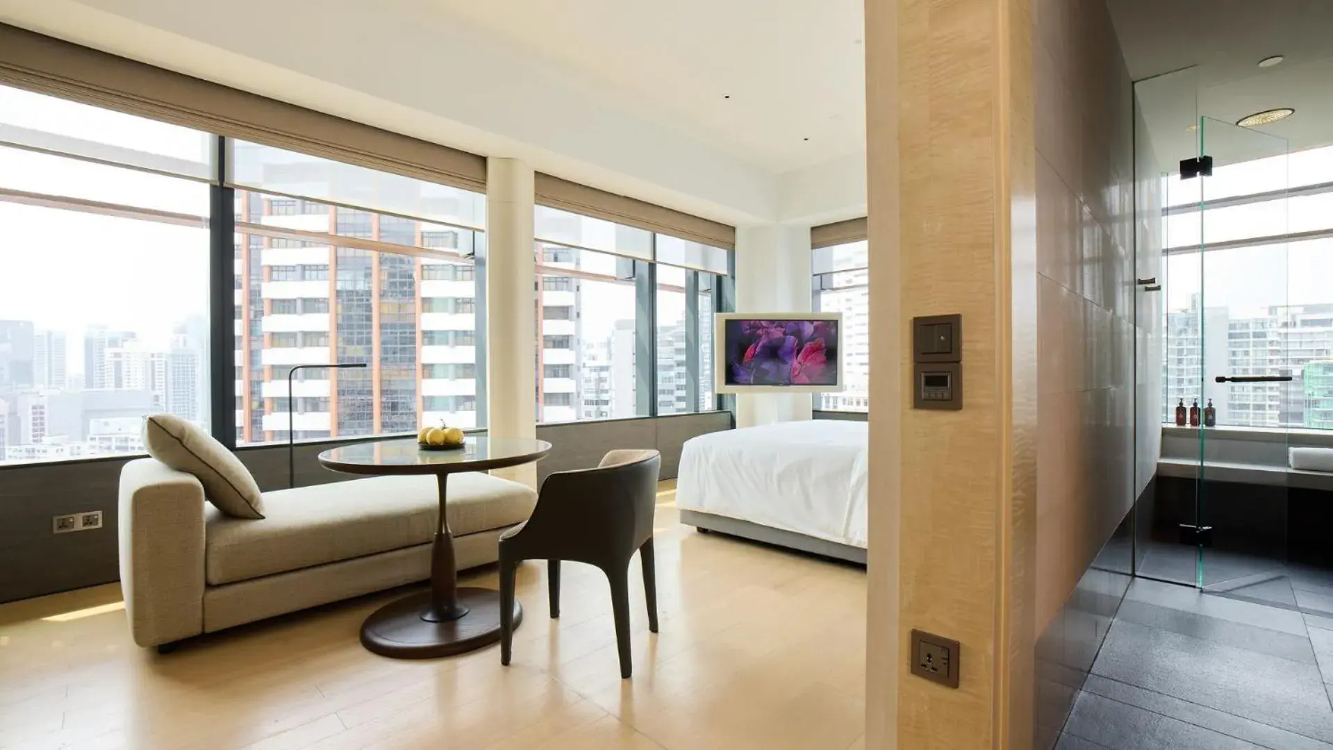 Photo of the whole room, Bed in COMO Metropolitan Singapore Photo of the whole room, Bed in COMO Metropolitan Singapore