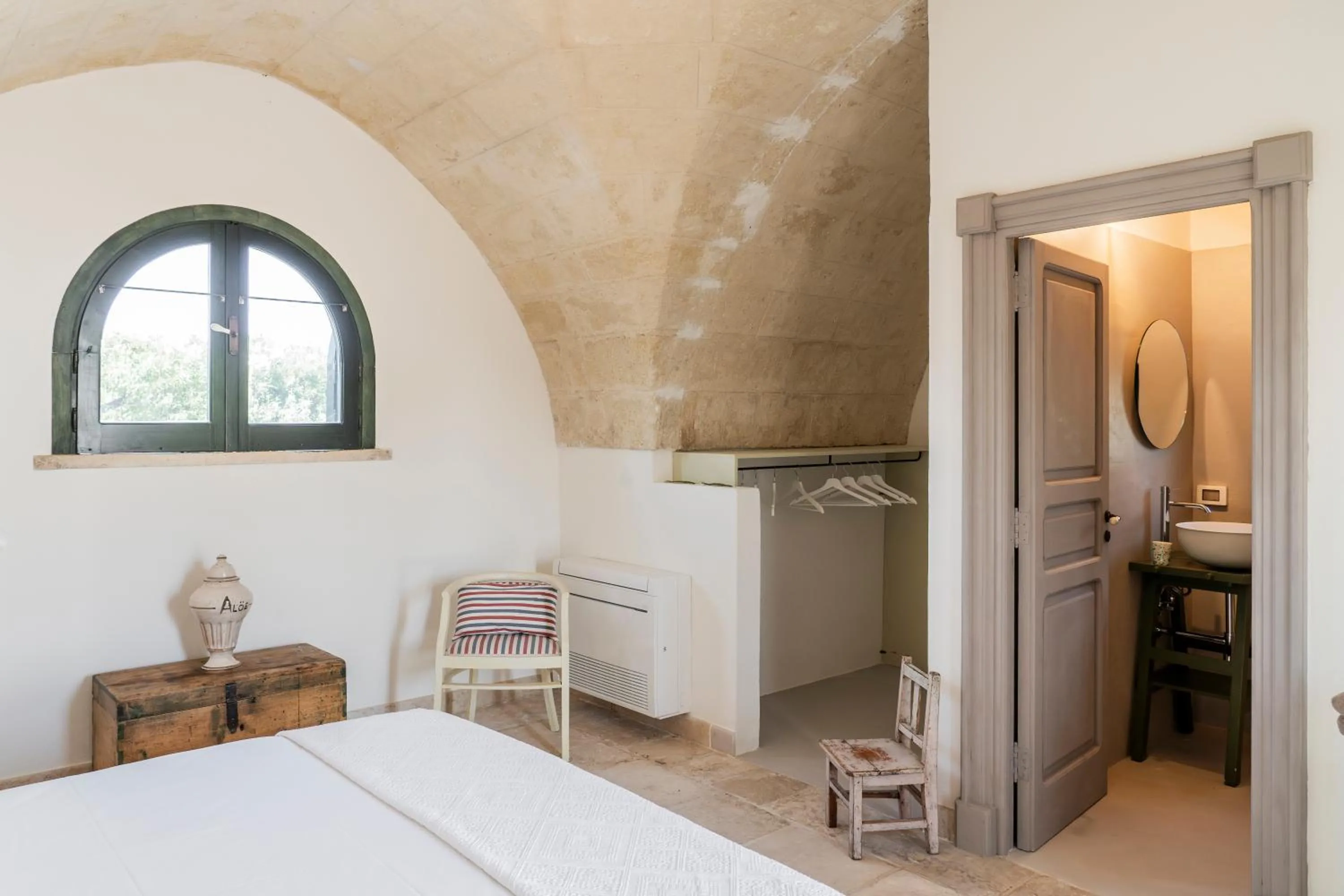 Decorative detail, Bed in Masseria Gorgognolo