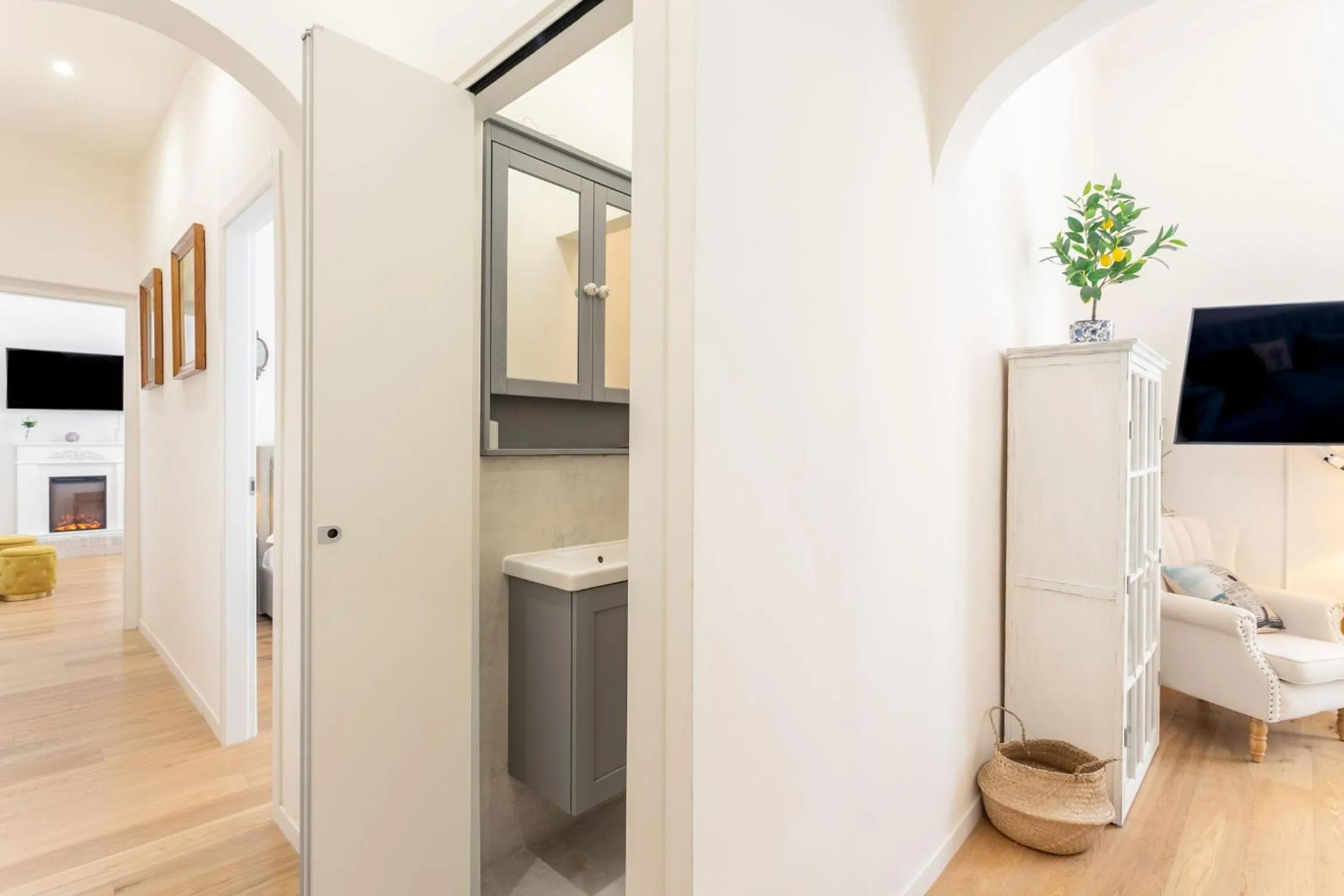 Decorative detail in Pearl Of Florence by Halldis