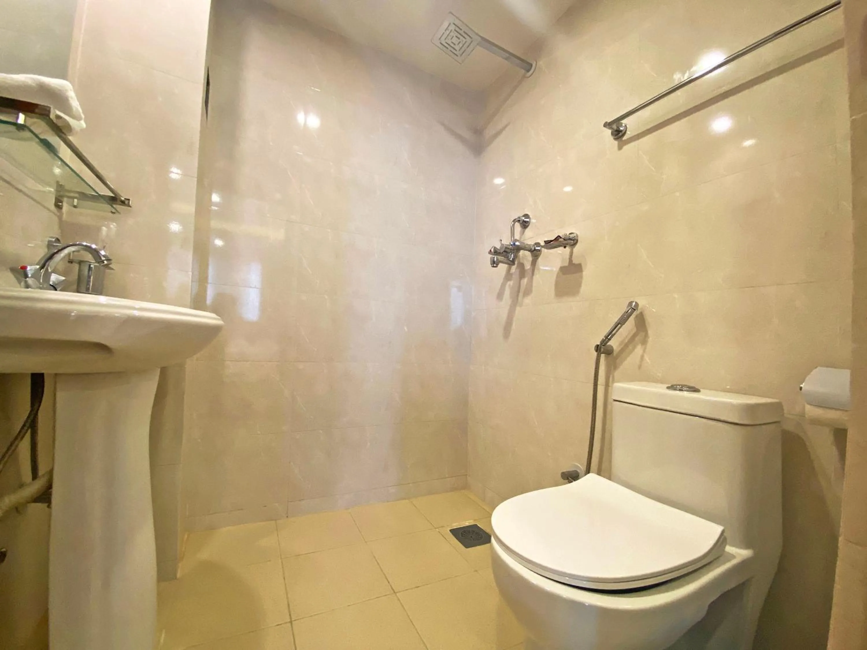 Shower in Hotel Airport Gurkha