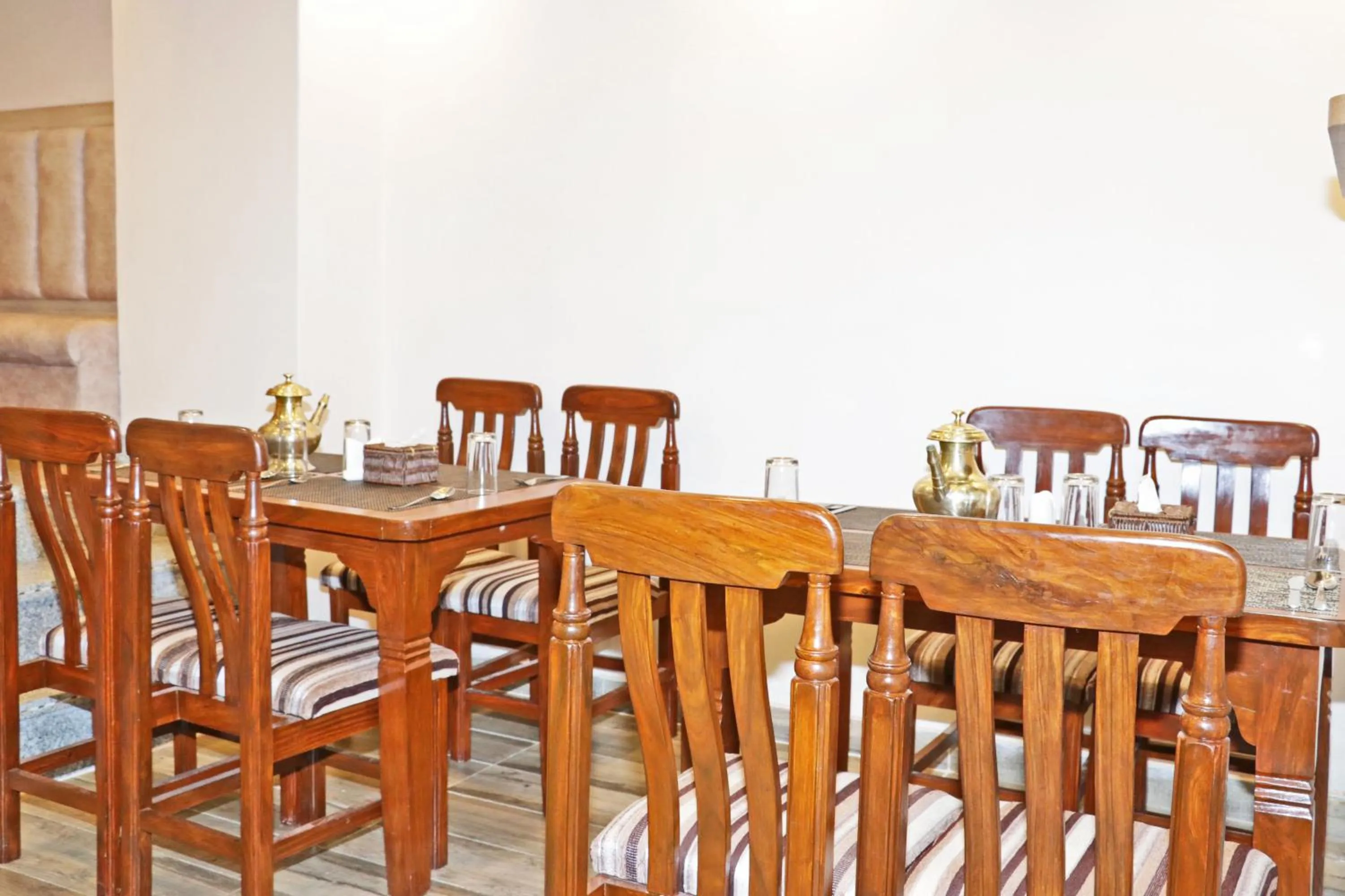 Restaurant/places to eat in Hotel Airport Gurkha