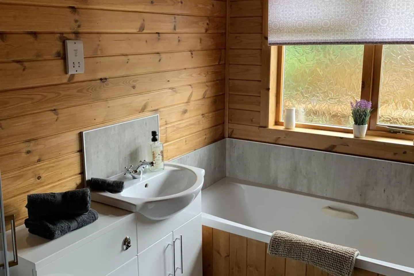 Teviot Lodge - Sleeps 6 - Pets - River Views