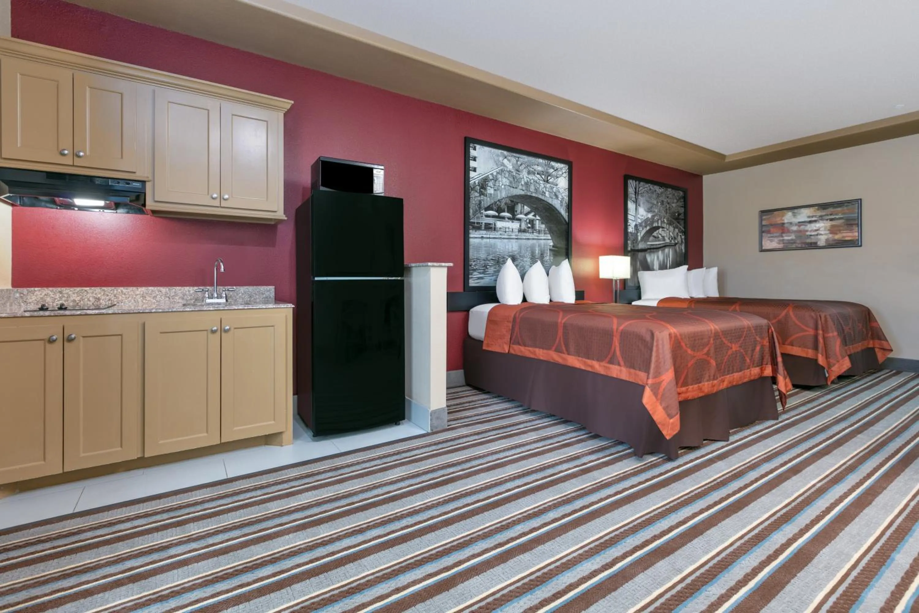 Kitchen or kitchenette, Bed in Super 8 by Wyndham Karnes City