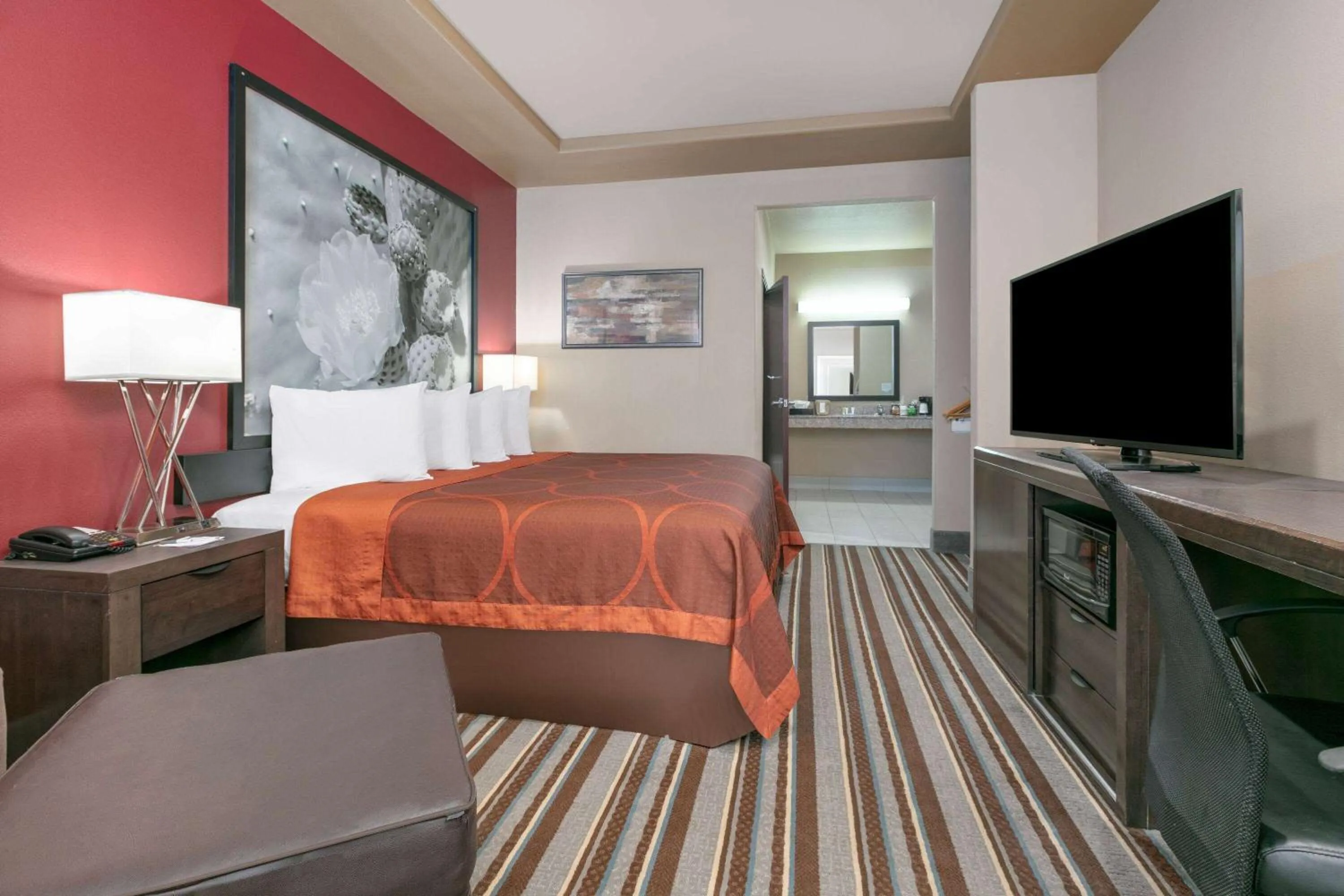 Photo of the whole room, Bed in Super 8 by Wyndham Karnes City