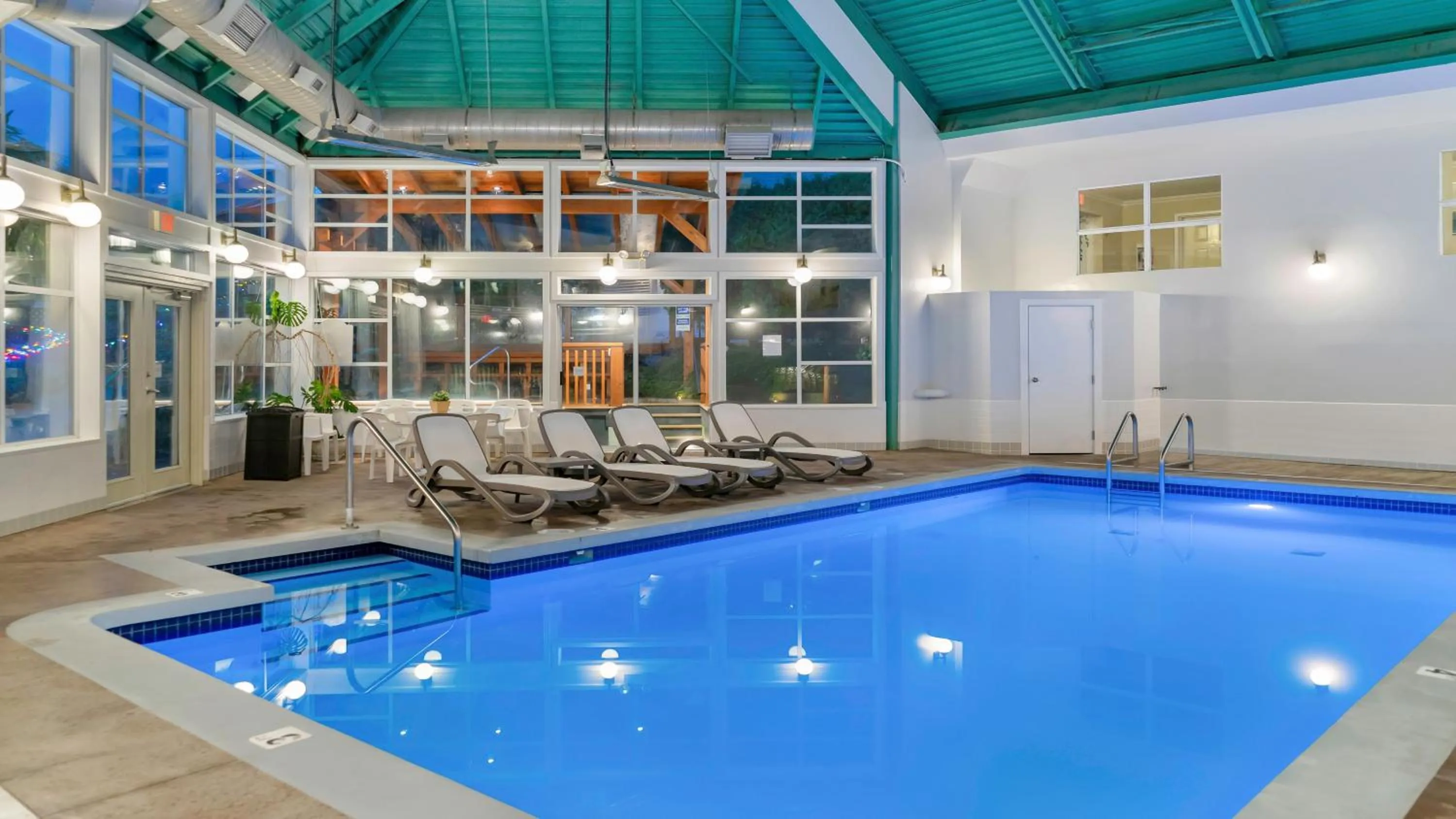 Swimming pool in Gibsons Garden Hotel