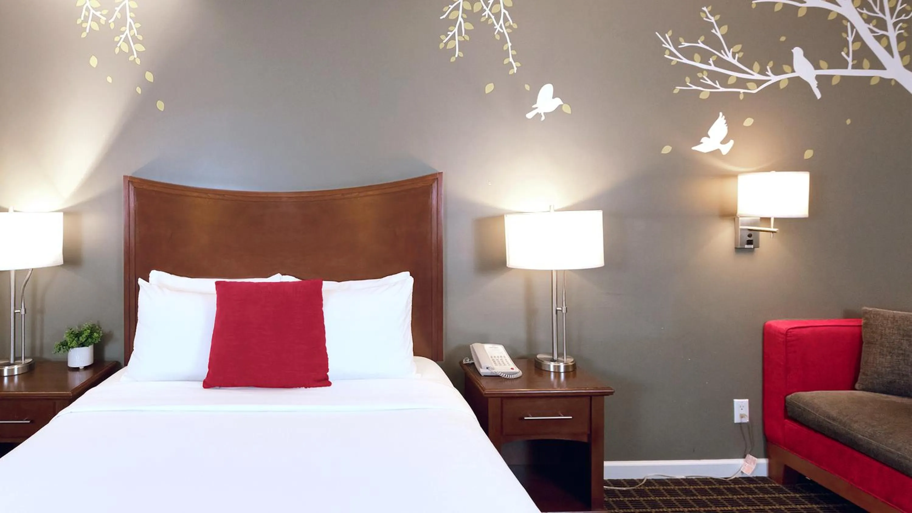 Bed in Gibsons Garden Hotel