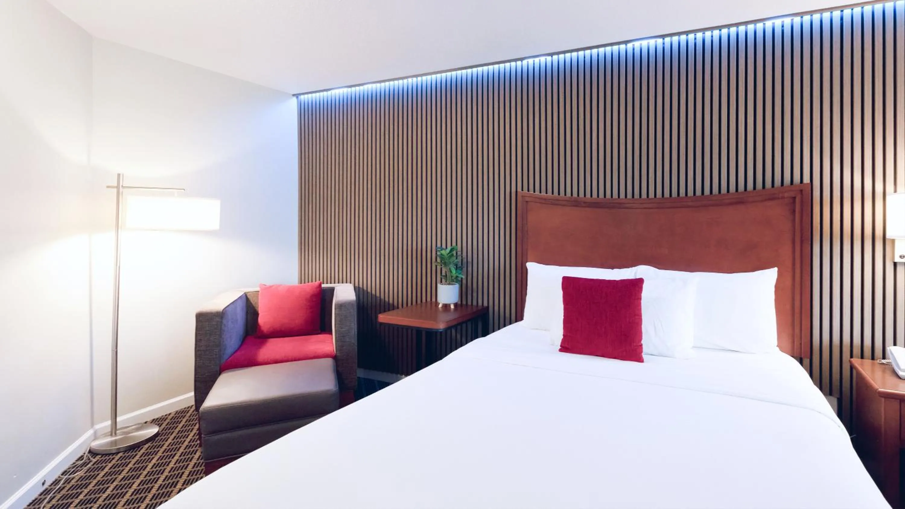 Bedroom, Bed in Gibsons Garden Hotel