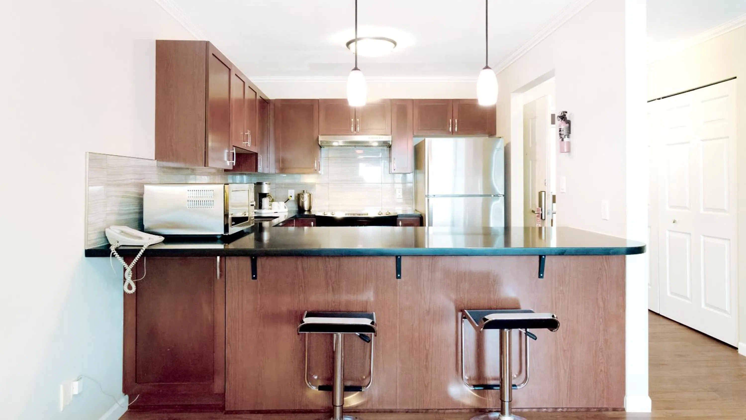 Kitchen or kitchenette in Gibsons Garden Hotel